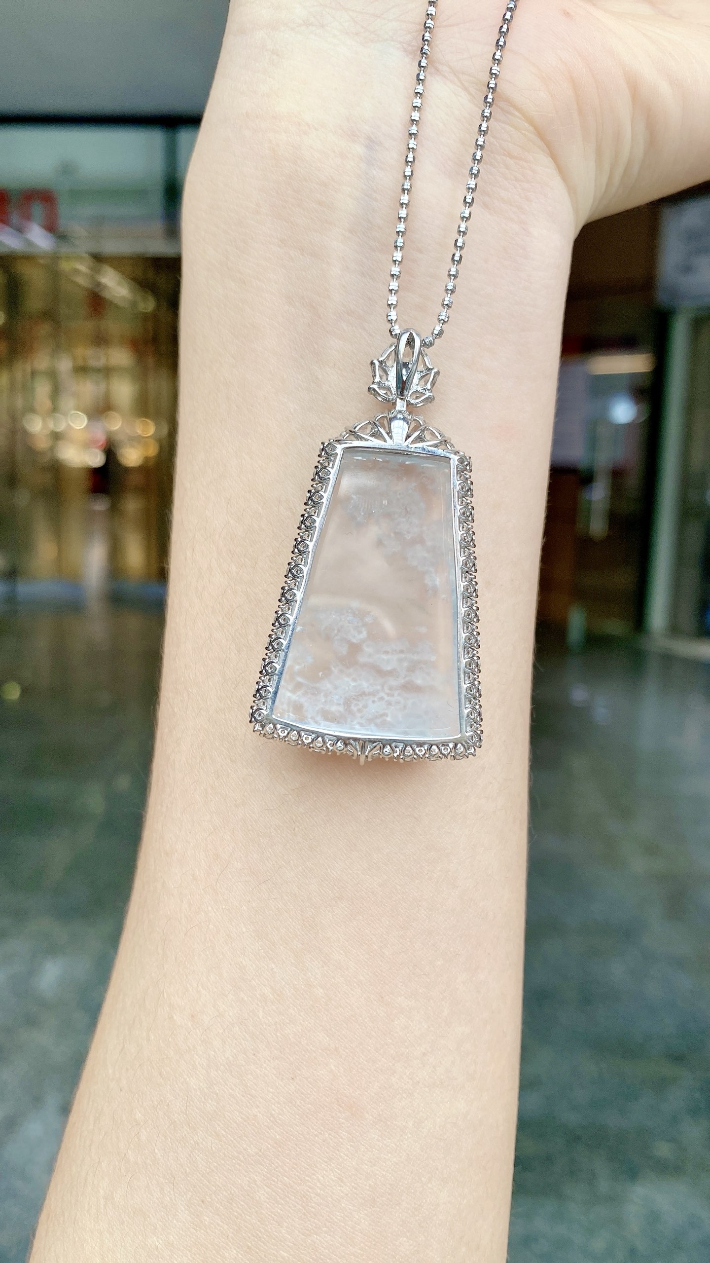 自然光，玻璃种冰山水牌吊坠，18K，整：53.8*28.7*9.3mm，裸：35.2*25.4*5.2mm