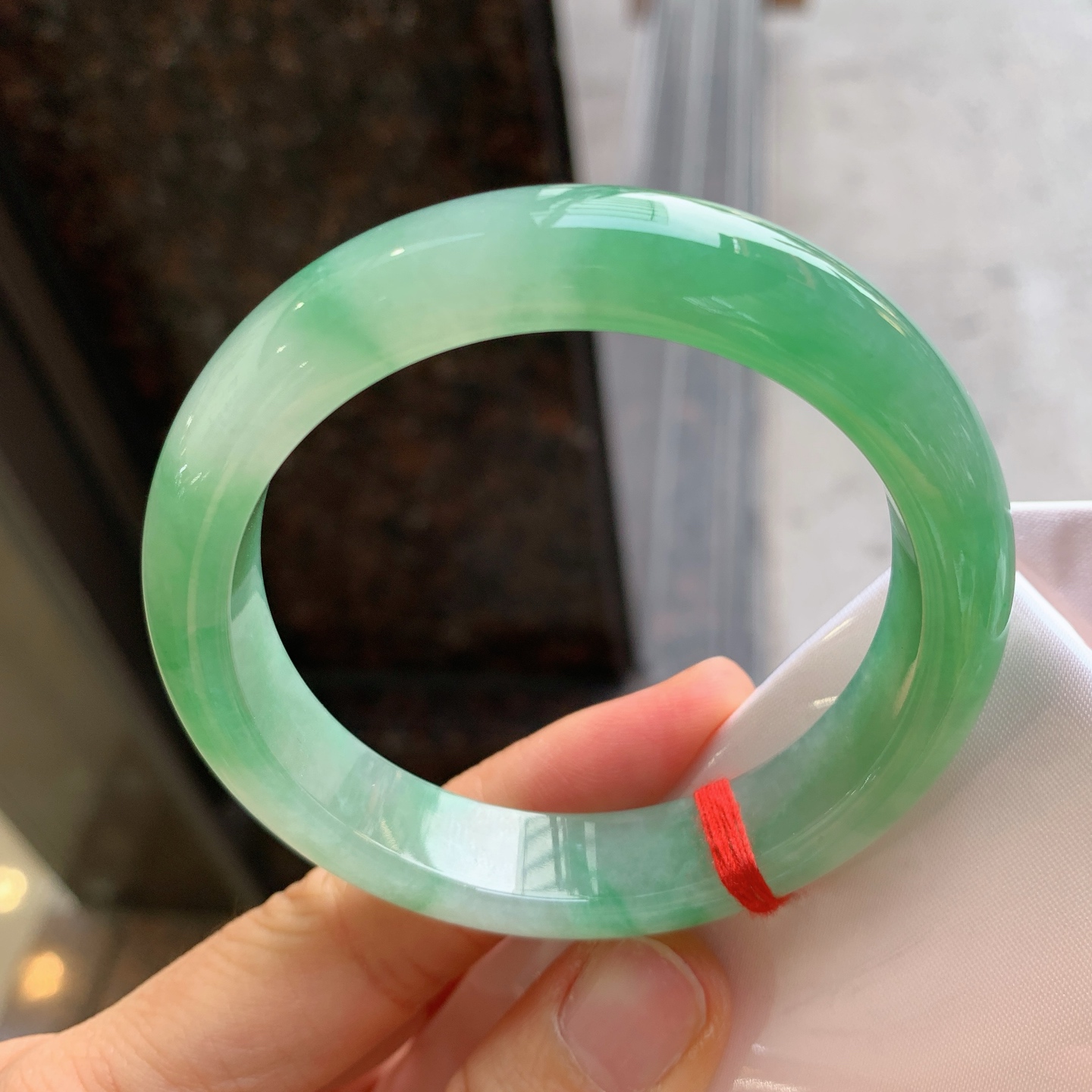 正圈冰种阳绿，无裂，尺寸：55.8/12.6/8.4，细腻