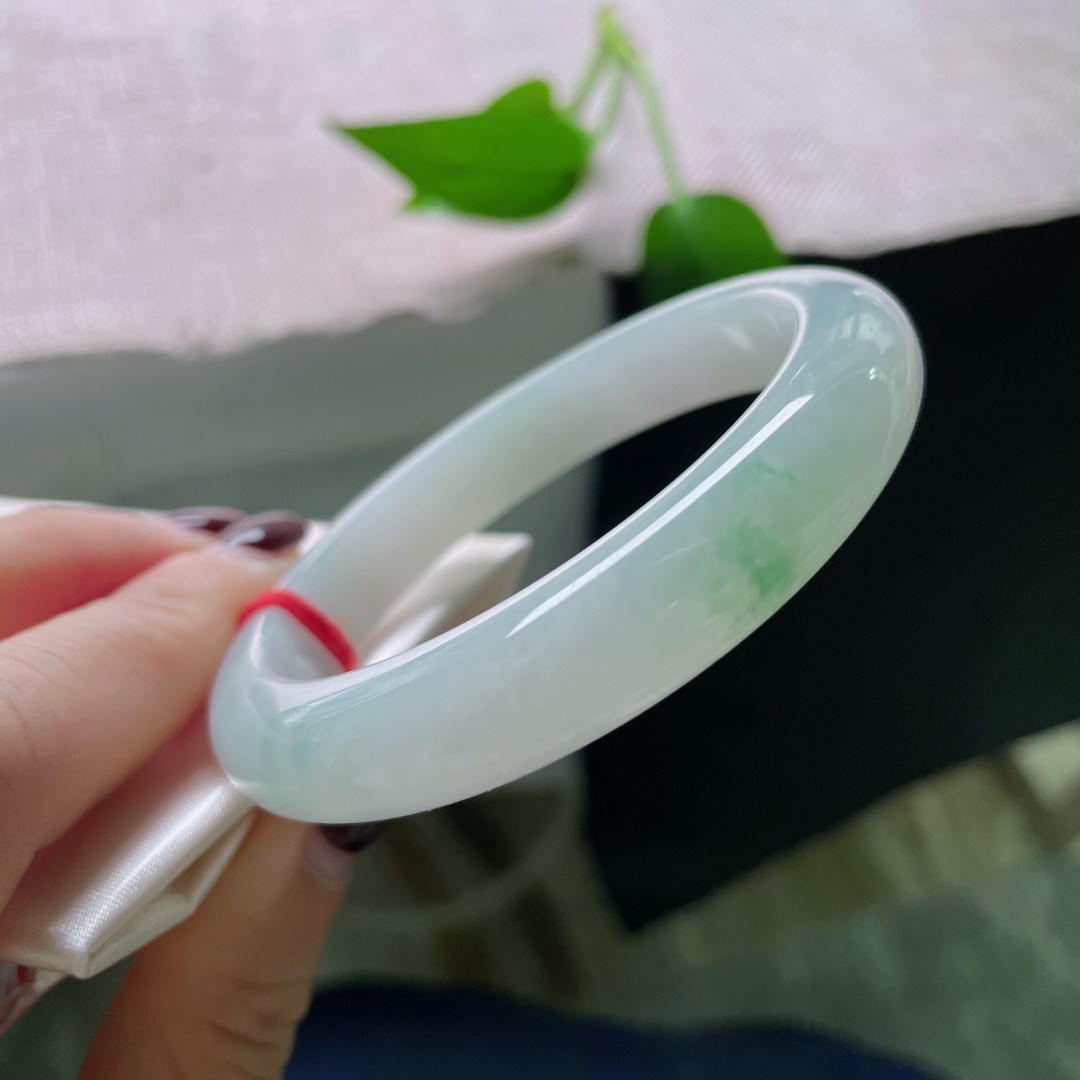 55.9/11.3/8.4飘花正圈，水润细腻，一抹飘花，倾心秀丽，无裂，ss51460a