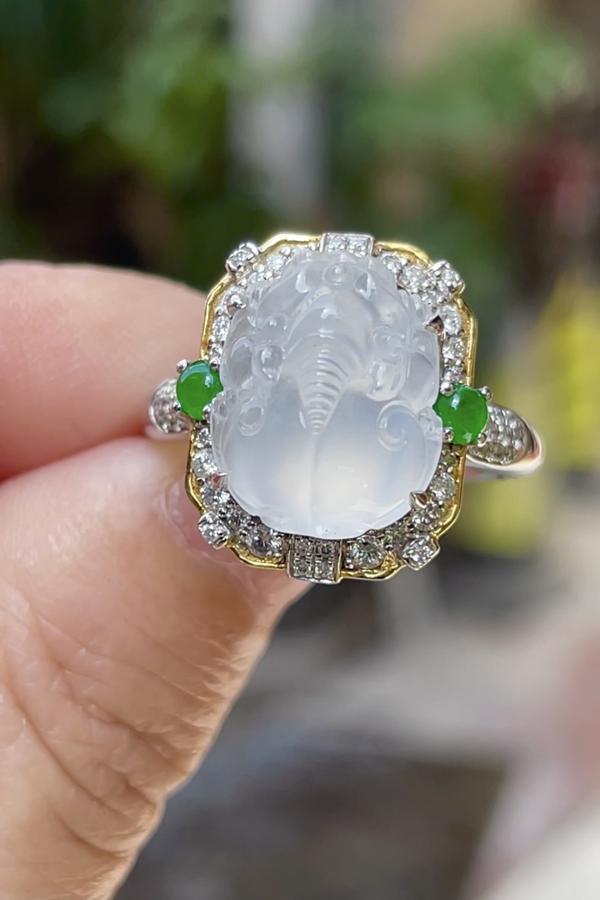大件饱满，纯净，起光，通透水润，玉质细腻，翠色鲜艳，18k金奢华钻石镶嵌，12.8-10.7-5.6