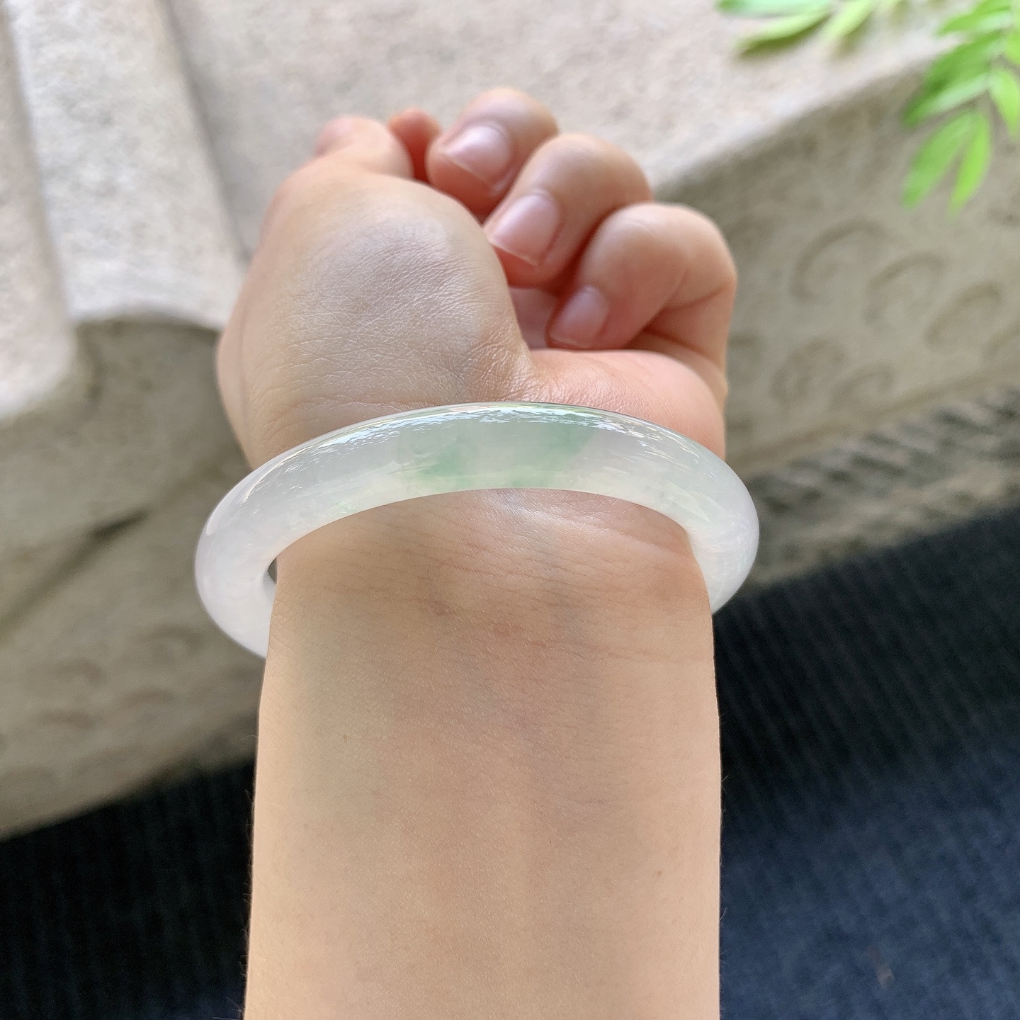 圆条49 50 【圈口】50/8.2/7.9 【编码】C5042713 【描述】冰糯飘绿，水润，种老，细腻，有絮线