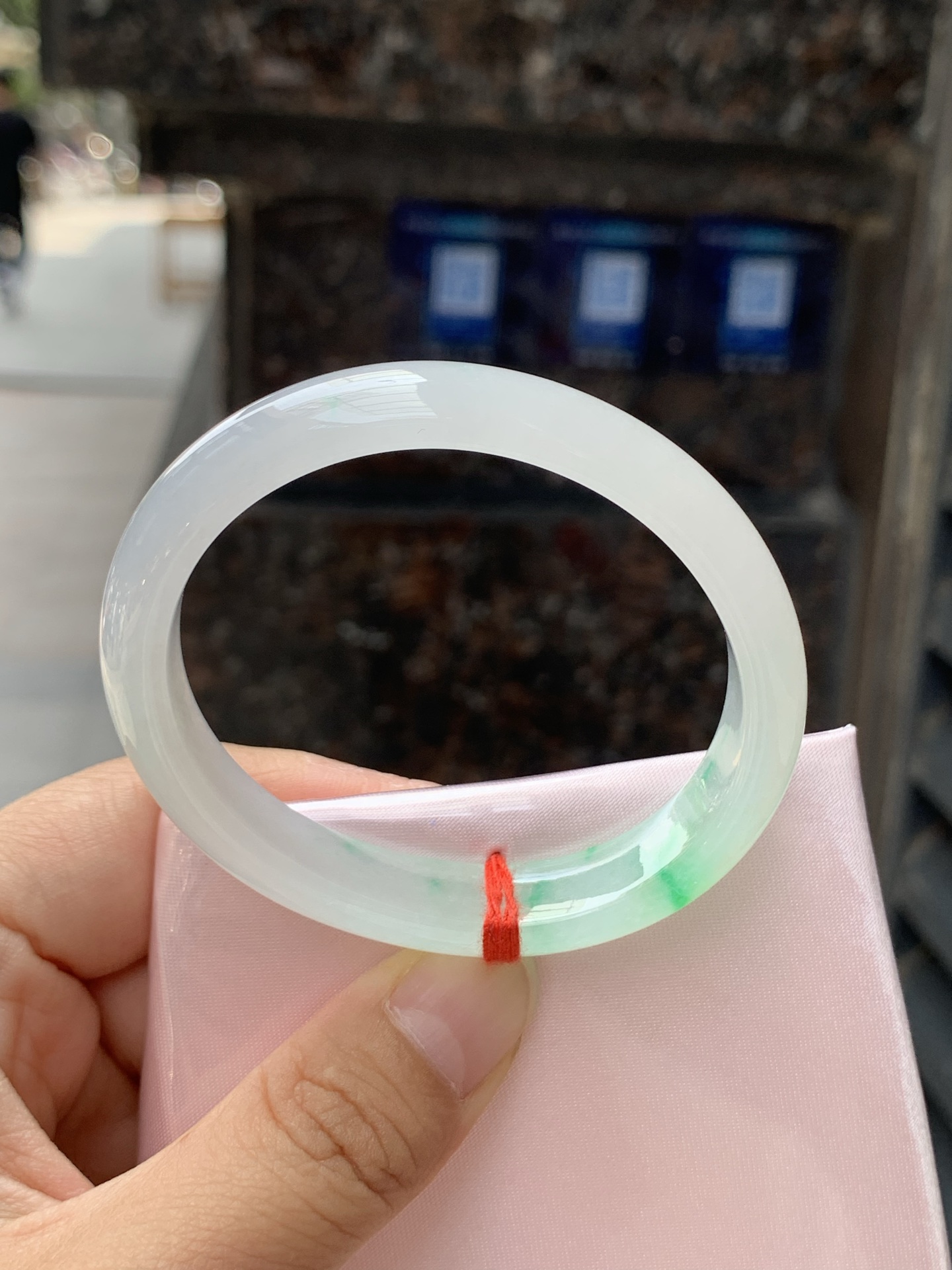 冰飘阳绿贵妃，53.4-45.2-11.5-11.2，0426-N544，打灯棉线，底妆冰透润细腻，飘一抹冰阳绿花，鲜艳得像新冒头的嫩芽，灵动清新，即柔和又充满生机。