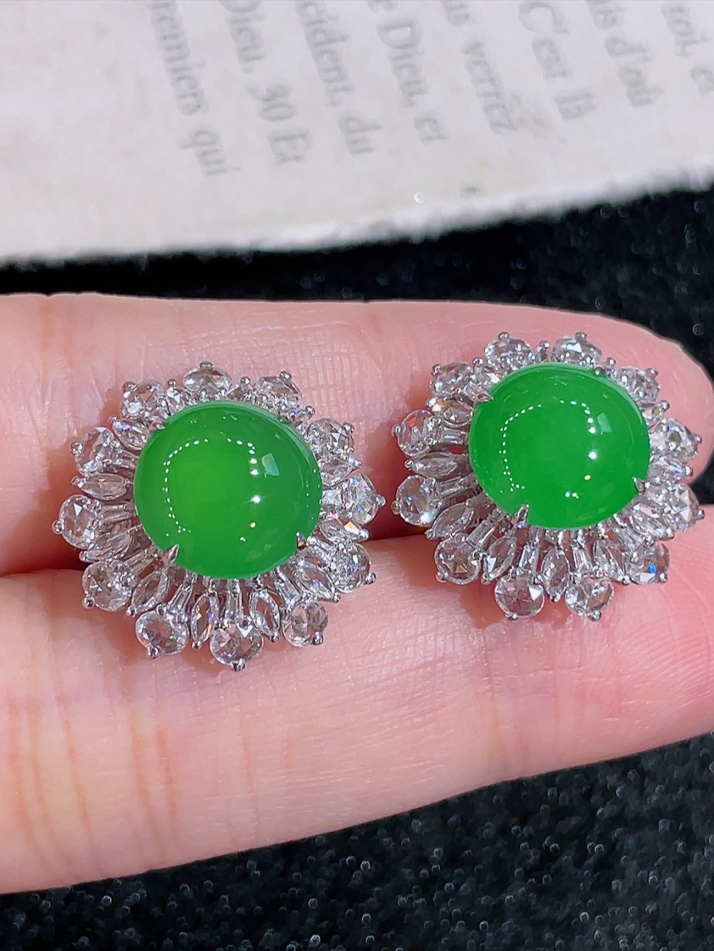️冰绿大鸽子蛋耳包，无裂，18k金镶嵌，种水，重金镶嵌，南非钻镶，厚装饱满，高端大气，时尚休闲，性比高18.0/17.8/9.8，裸石9.8/9.8