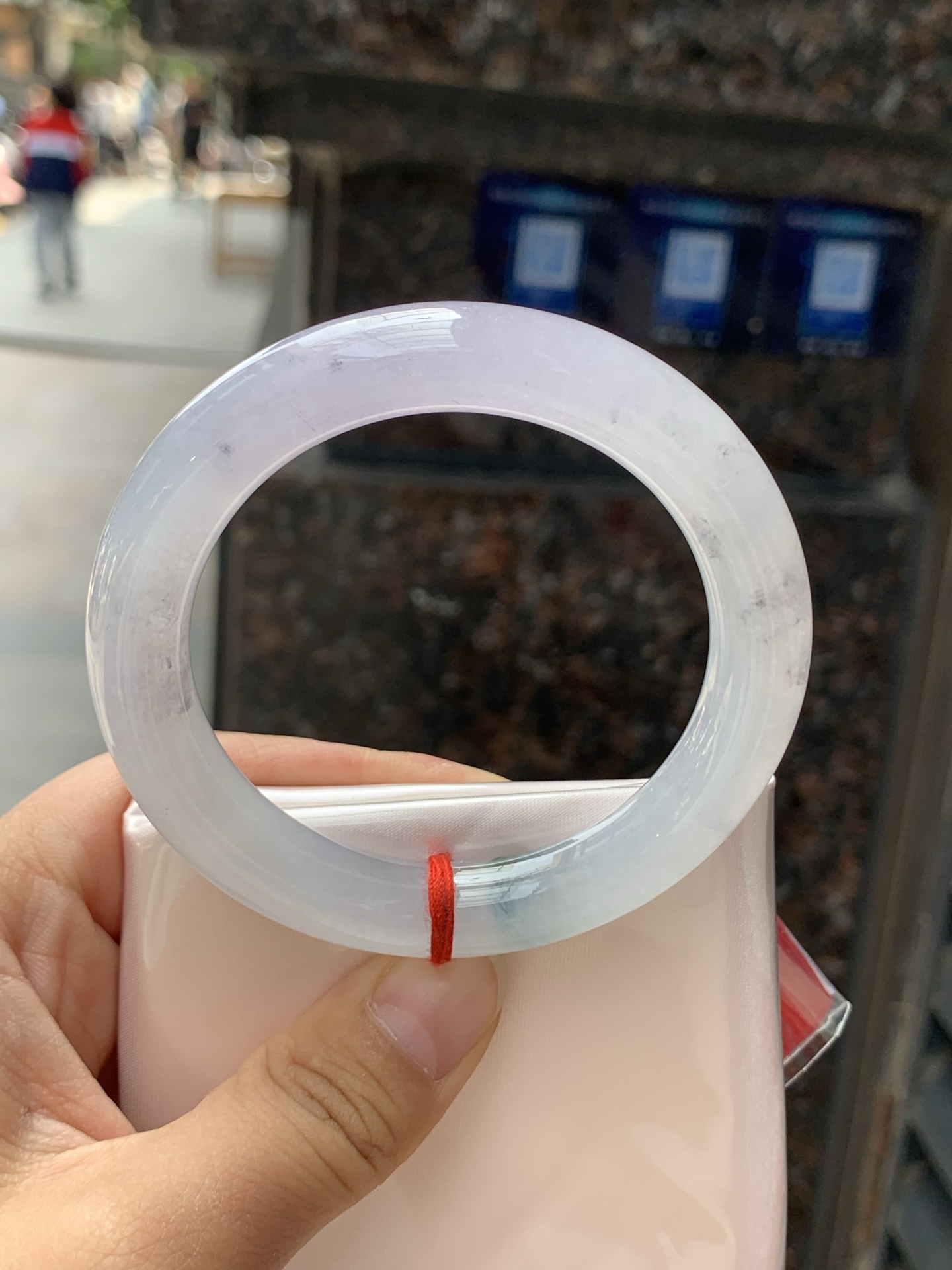 冰紫飘花圆条，54.5-10.7-10.2，0426-118-35，打灯细纹，表皮微扣，底妆冰润清透如初雪，烟紫漫溢若晨曦，翡色灵花随光舞动，似水墨晕染的江南画卷，腕间流转一抹诗意浪漫