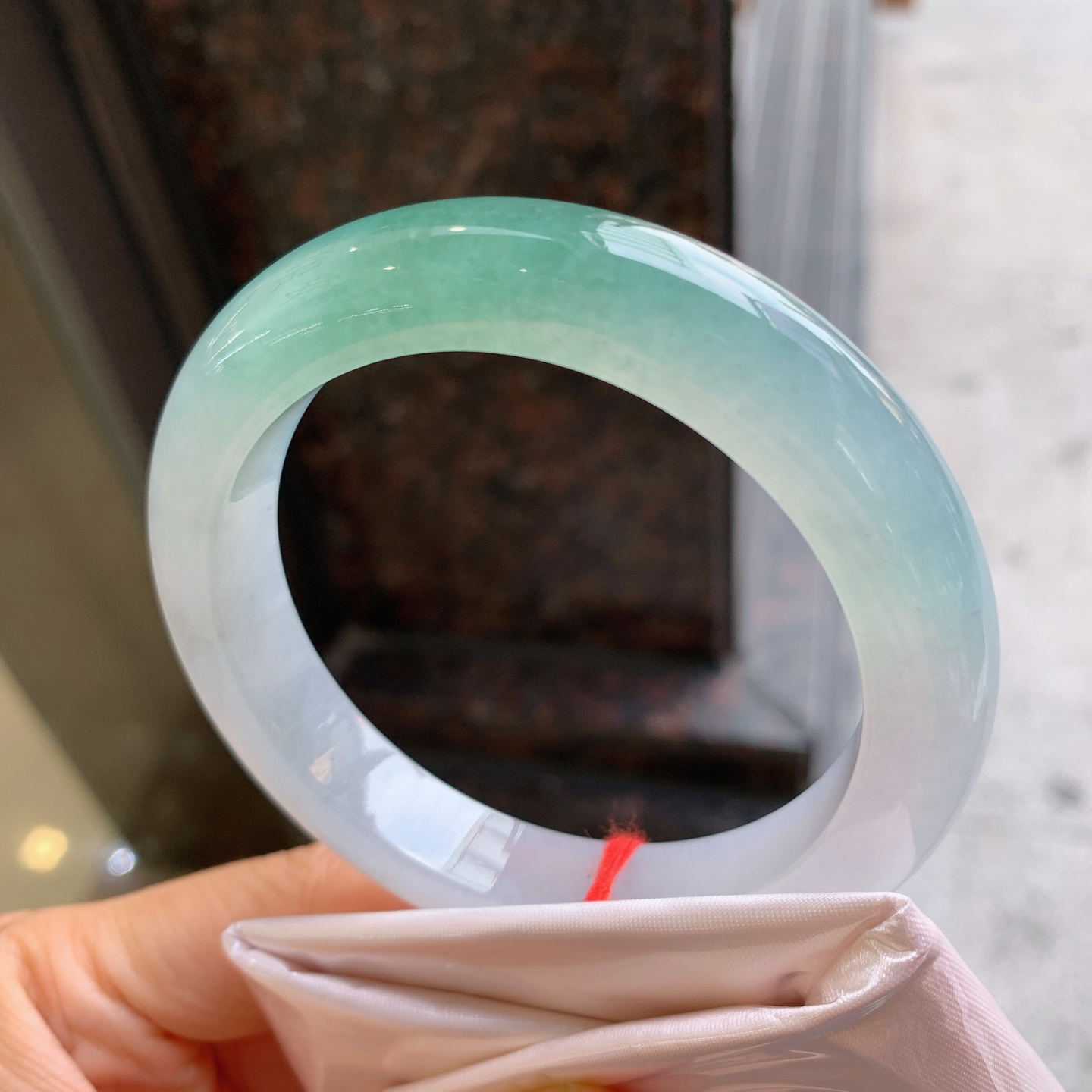 正圈冰种，有杂质，尺寸：59/11.8/10，大圈口