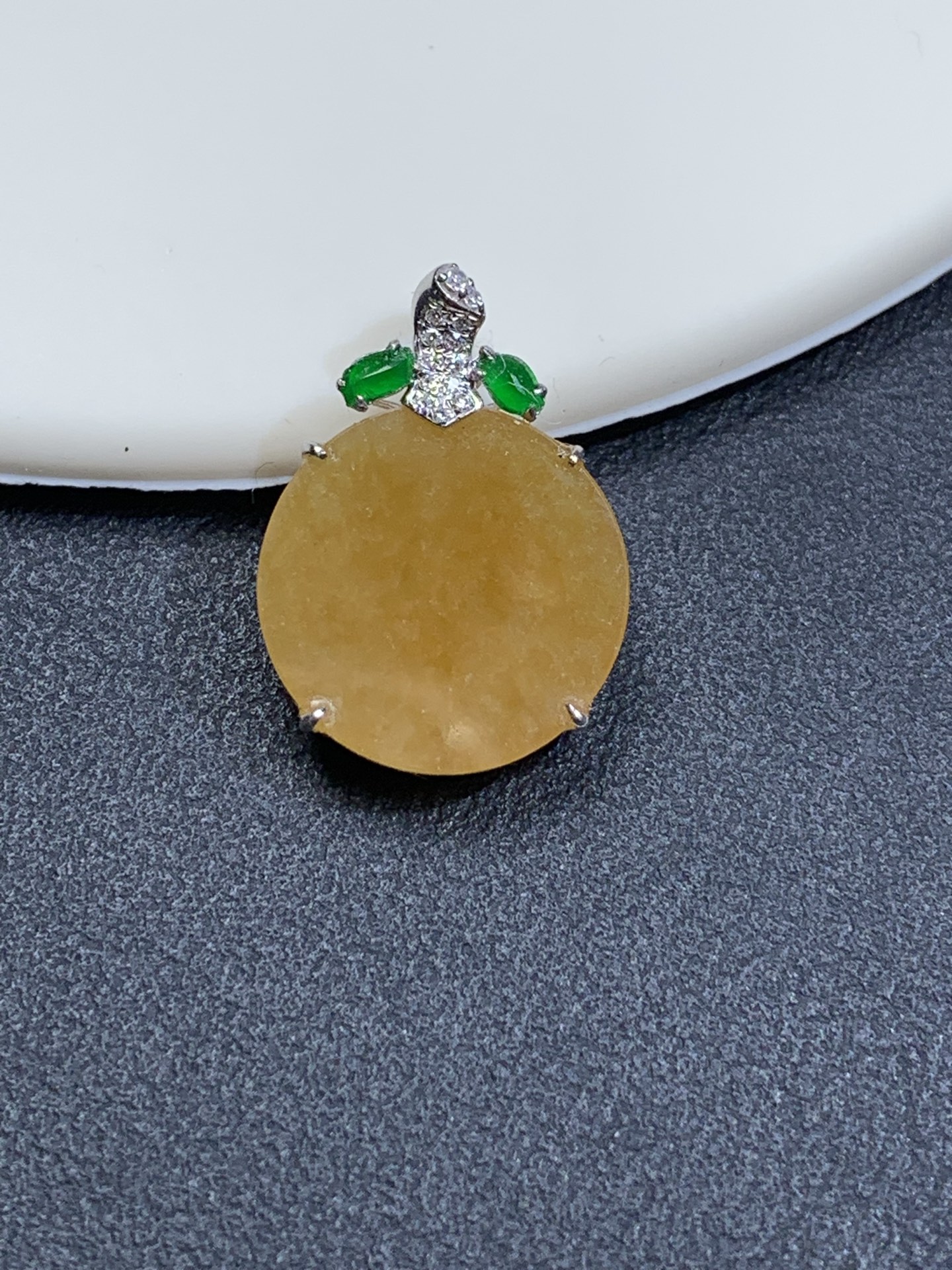 18k金镶嵌设计款冰黄无事牌吊坠19/14/3.6，裸石13.8/3.3