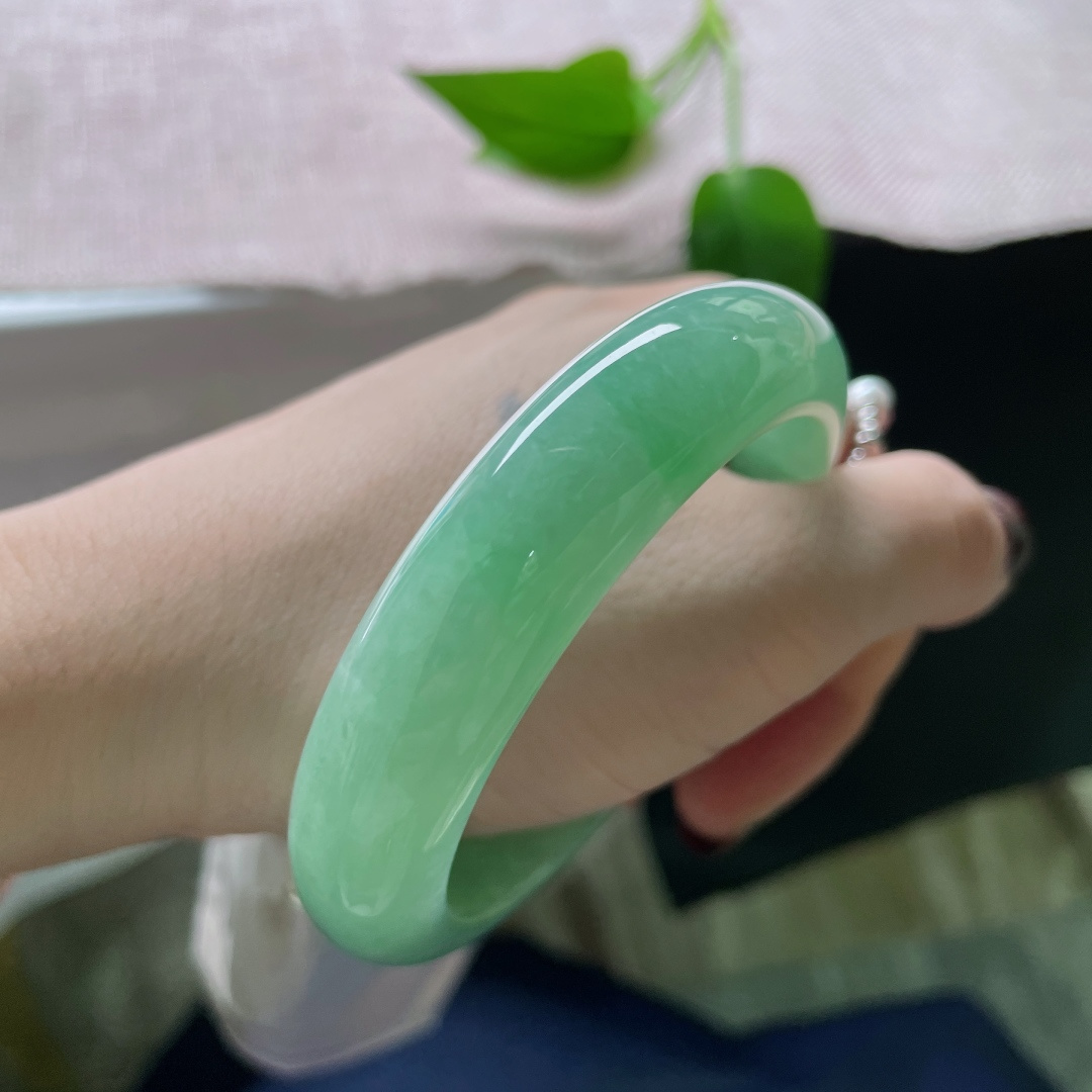 55.6/13.9/9绿底正圈，水润细腻，茶烟氤氲，染透一室江南。无裂。ss50855a