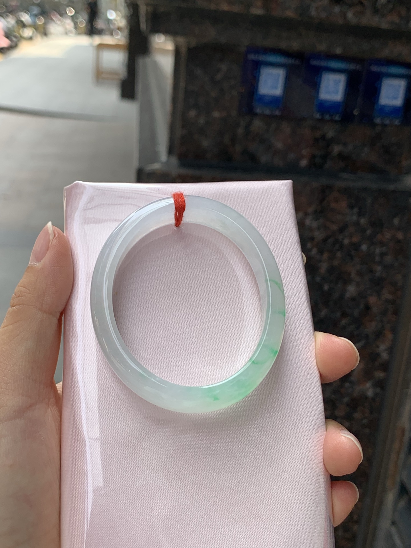 冰飘阳绿贵妃，53.4-45.2-11.5-11.2，0426-N544，打灯棉线，底妆冰透润细腻，飘一抹冰阳绿花，鲜艳得像新冒头的嫩芽，灵动清新，即柔和又充满生机。