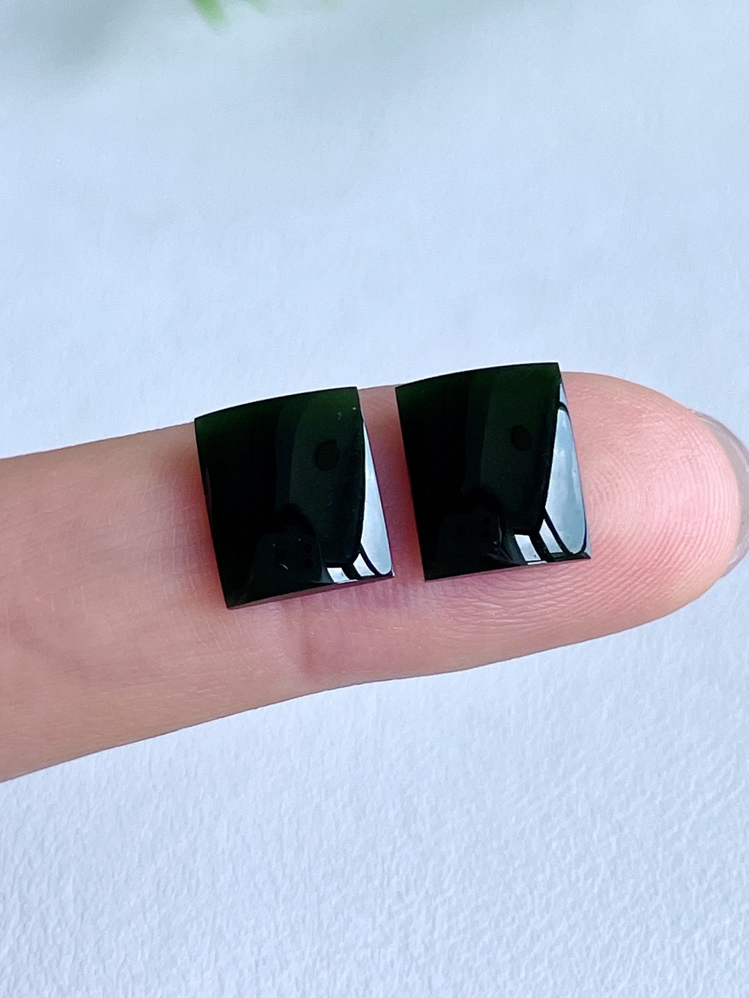 墨翠马鞍戒面一对，缅料，无裂，性比高，尺寸10.3/8.7/2.2，重量0.6克
