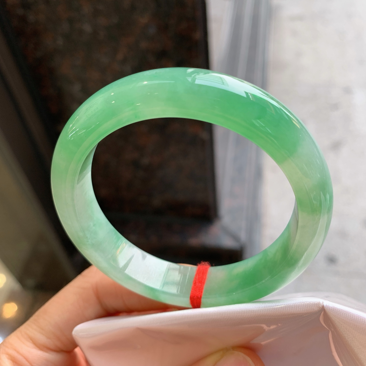 正圈冰种阳绿，无裂，尺寸：55.8/12.6/8.4，细腻