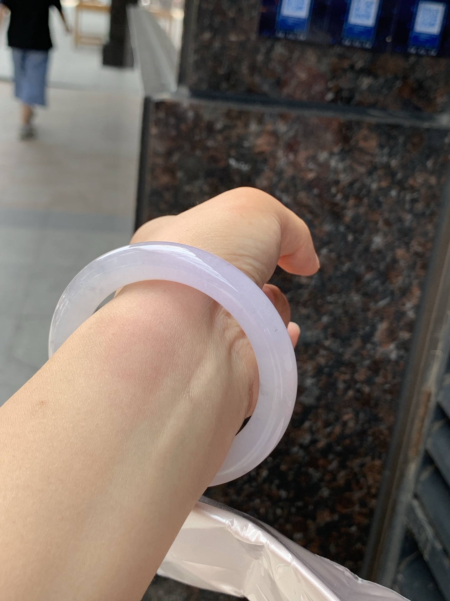 冰紫飘花圆条，54.5-10.7-10.2，0426-118-35，打灯细纹，表皮微扣，底妆冰润清透如初雪，烟紫漫溢若晨曦，翡色灵花随光舞动，似水墨晕染的江南画卷，腕间流转一抹诗意浪漫