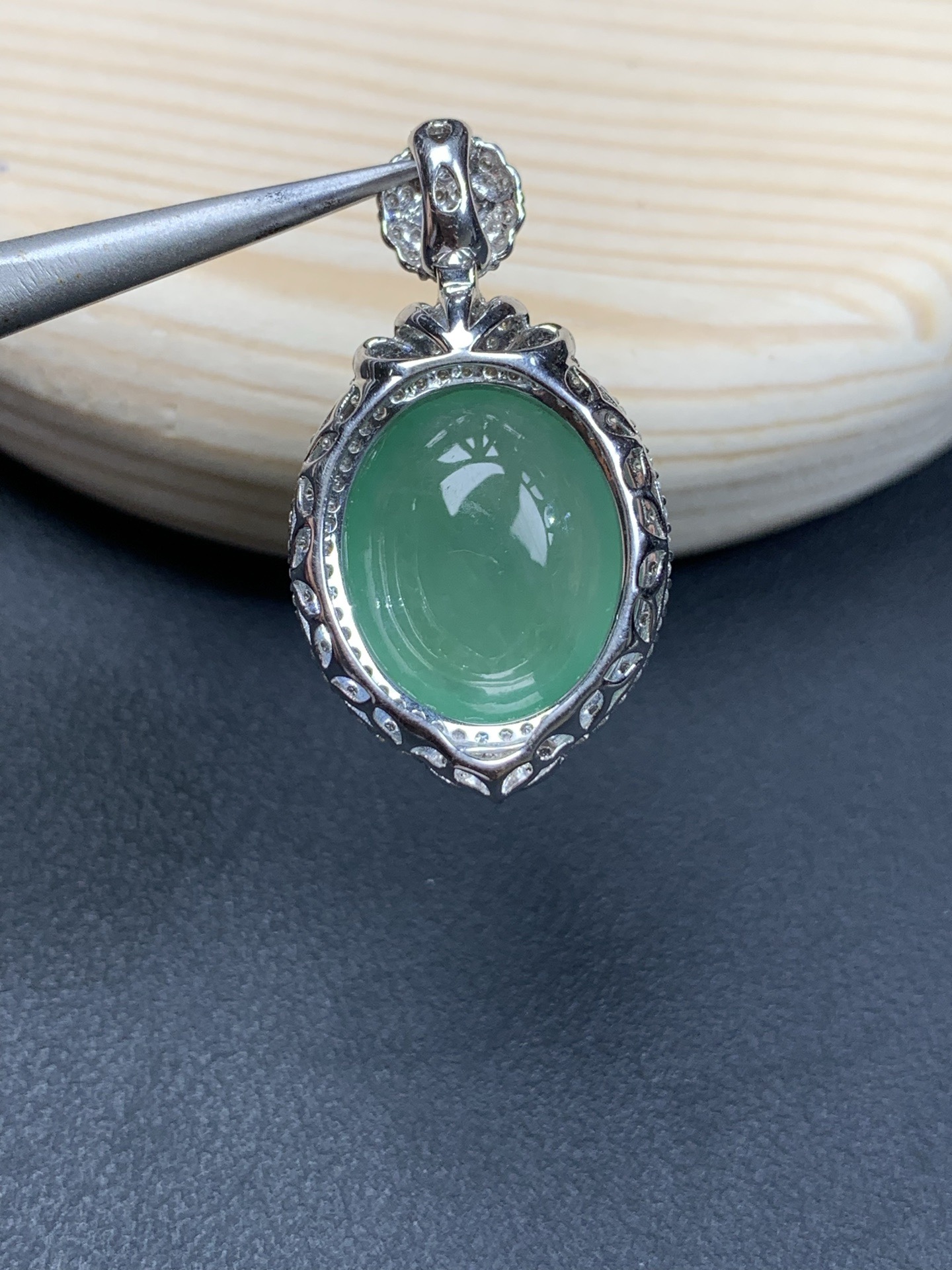 18k金镶嵌冰晴绿起光大蛋面吊坠30.6/17.2/10，裸石15.7/13/6