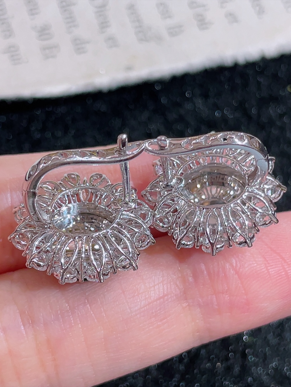 ️冰绿大鸽子蛋耳包，无裂，18k金镶嵌，种水，重金镶嵌，南非钻镶，厚装饱满，高端大气，时尚休闲，性比高18.0/17.8/9.8，裸石9.8/9.8