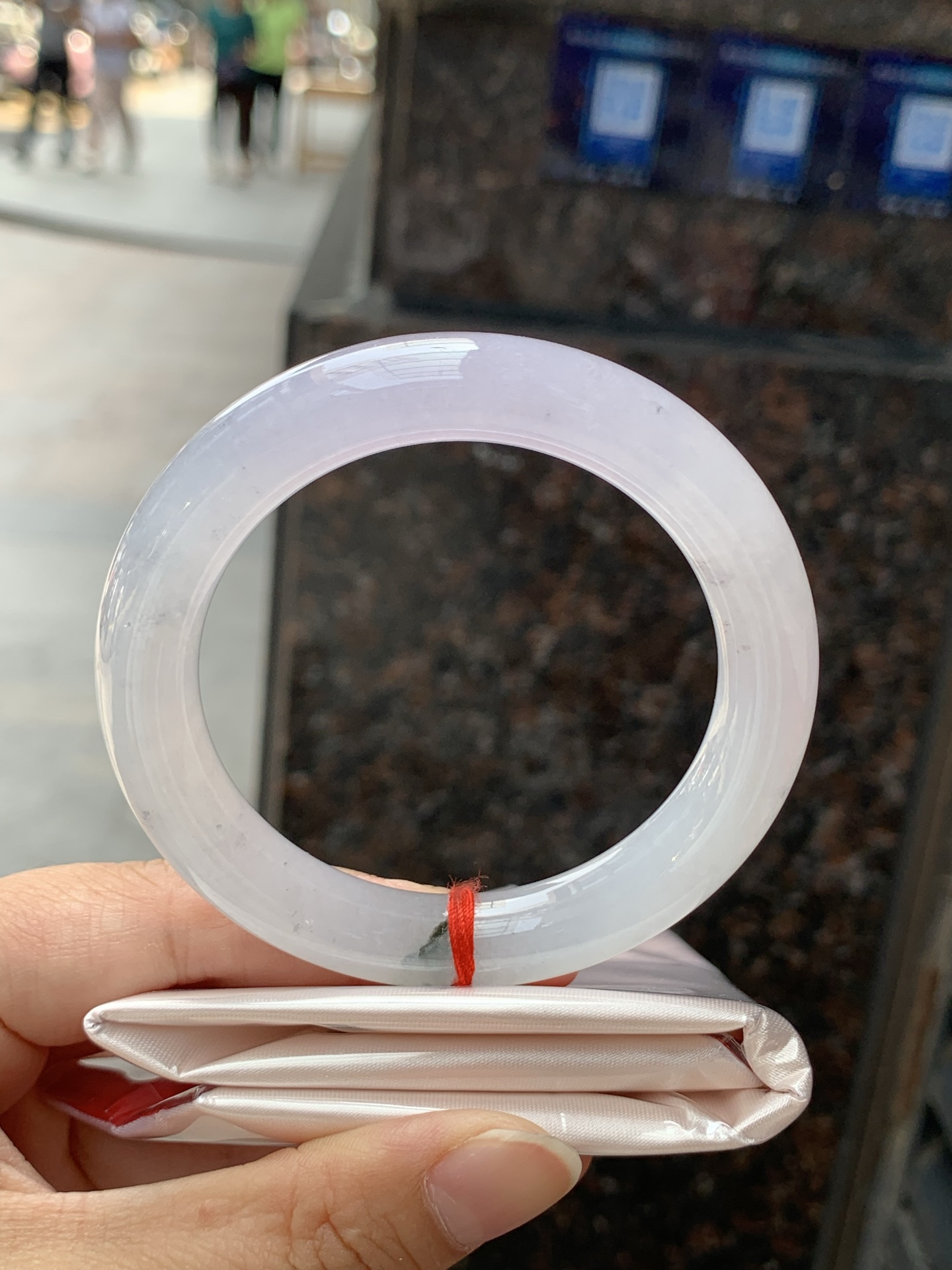 冰紫飘花圆条，54.5-10.7-10.2，0426-118-35，打灯细纹，表皮微扣，底妆冰润清透如初雪，烟紫漫溢若晨曦，翡色灵花随光舞动，似水墨晕染的江南画卷，腕间流转一抹诗意浪漫