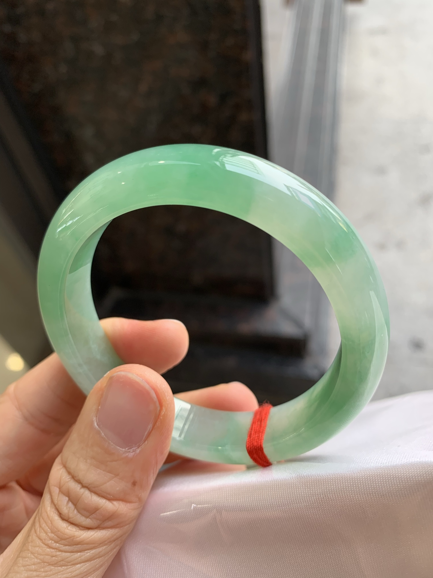 正圈冰种阳绿，无裂，尺寸：55.8/12.6/8.4，细腻