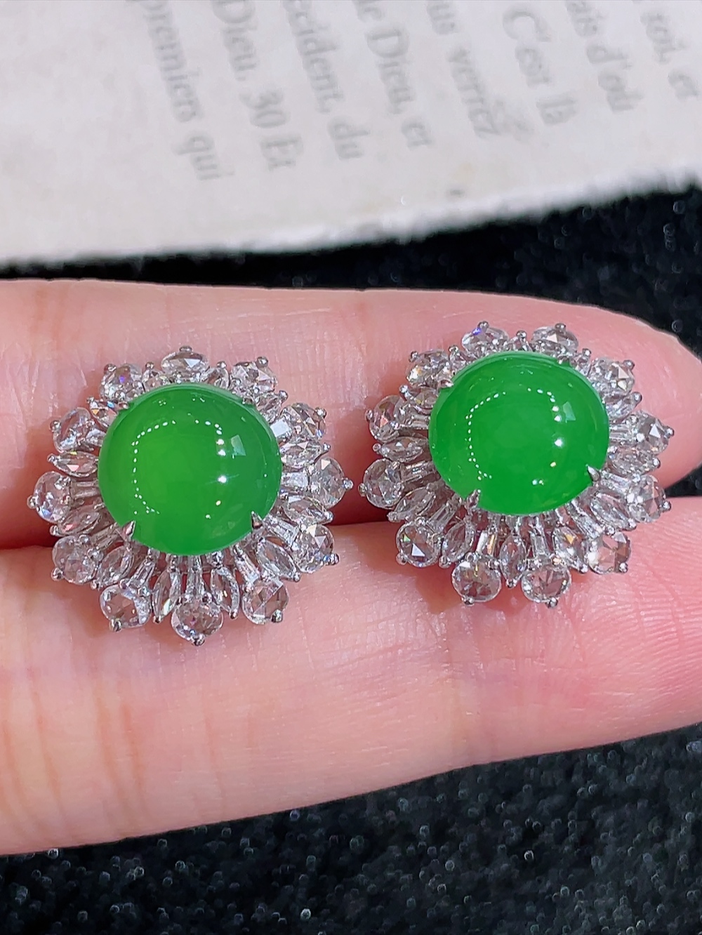 ️冰绿大鸽子蛋耳包，无裂，18k金镶嵌，种水，重金镶嵌，南非钻镶，厚装饱满，高端大气，时尚休闲，性比高18.0/17.8/9.8，裸石9.8/9.8