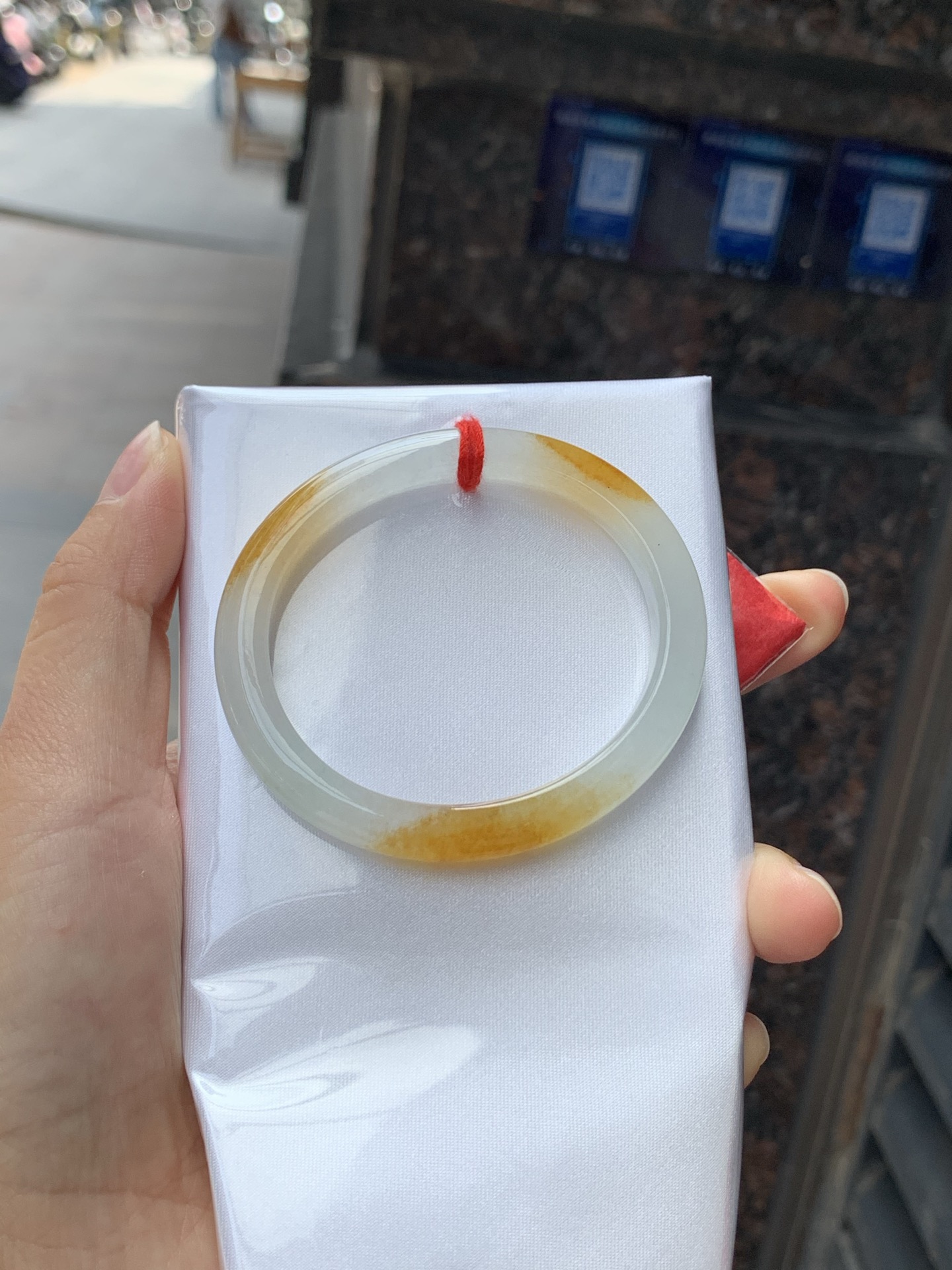 冰黄翡贵妃，51.3-44.2-7.8-6.6，0426-66-01939，底妆冰透有光感，果冻底，像刚切开的百香果果肉，清润透亮，水头十足显白不挑皮，无裂