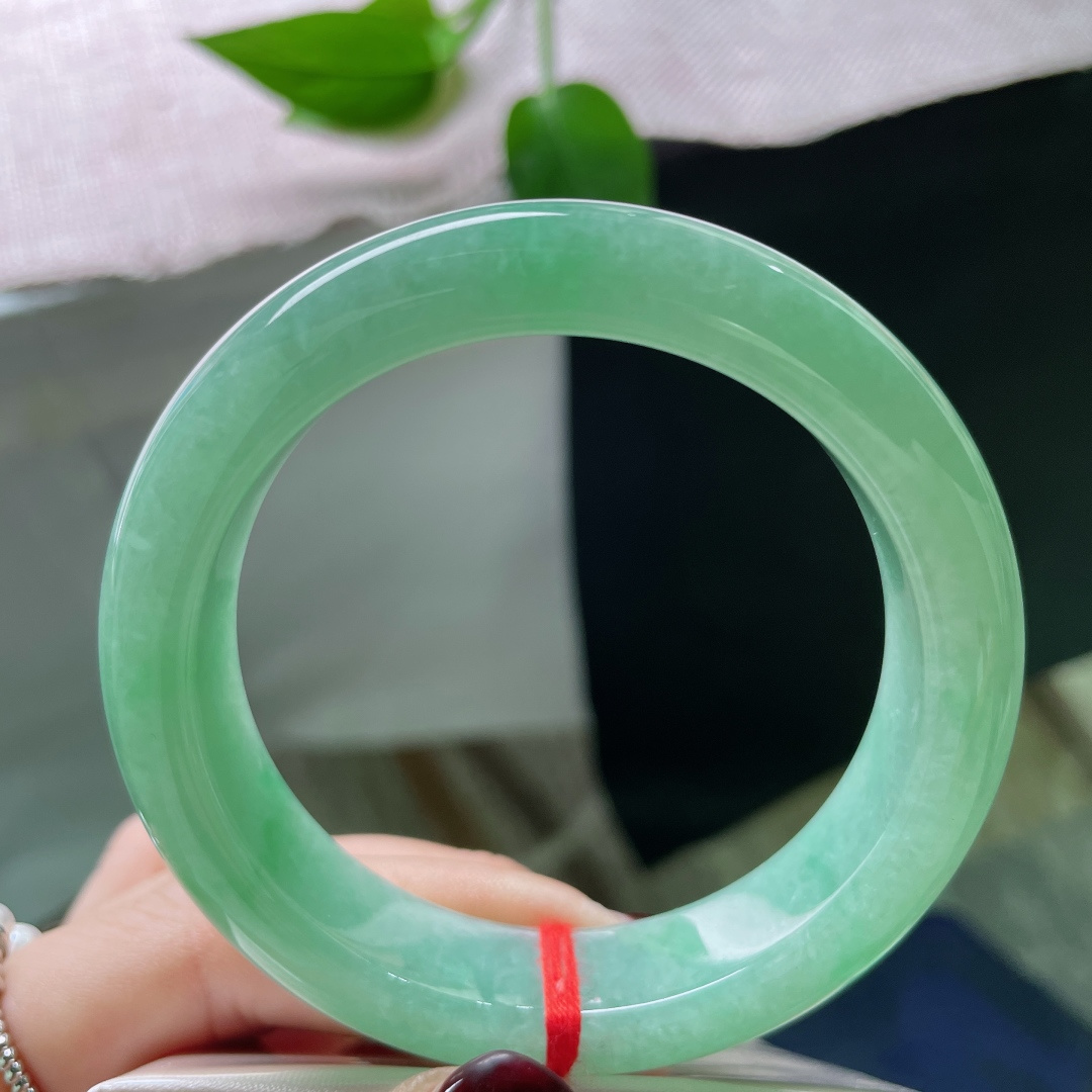 55.6/13.9/9绿底正圈，水润细腻，茶烟氤氲，染透一室江南。无裂。ss50855a