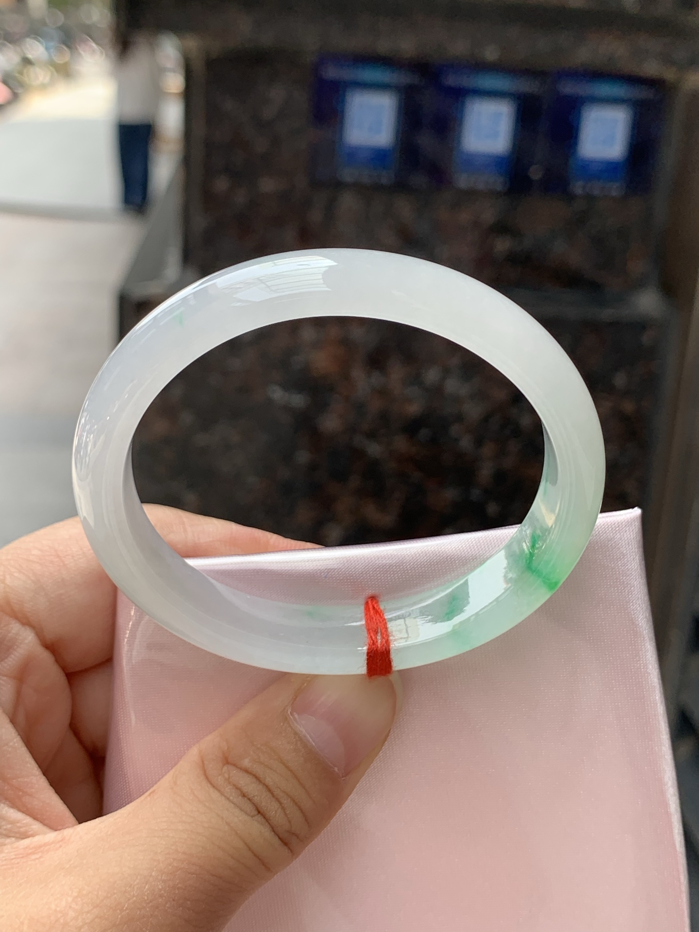 冰飘阳绿贵妃，53.4-45.2-11.5-11.2，0426-N544，打灯棉线，底妆冰透润细腻，飘一抹冰阳绿花，鲜艳得像新冒头的嫩芽，灵动清新，即柔和又充满生机。