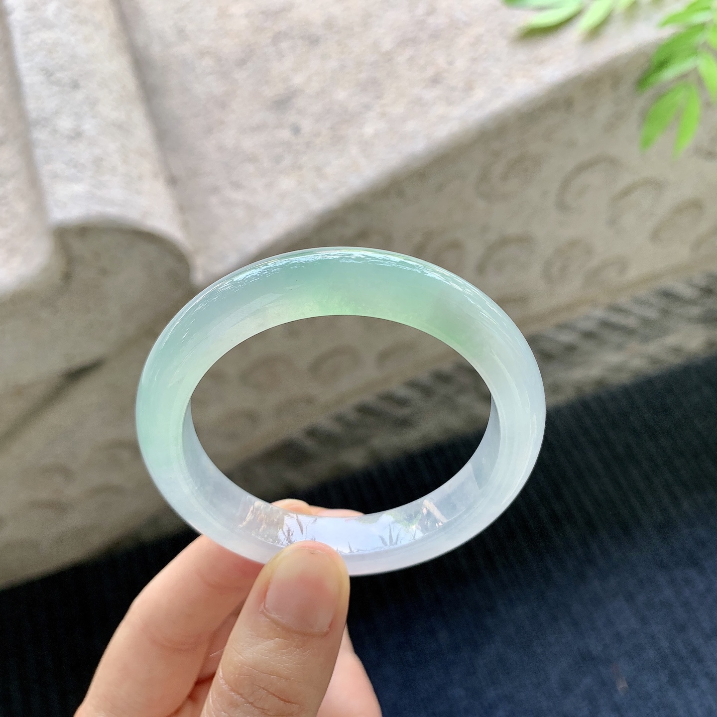 正圈50 51，圈口50.3/10/7.8，编码G7080253，描述糯冰飘绿，水润，种老，细腻，打灯有絮线