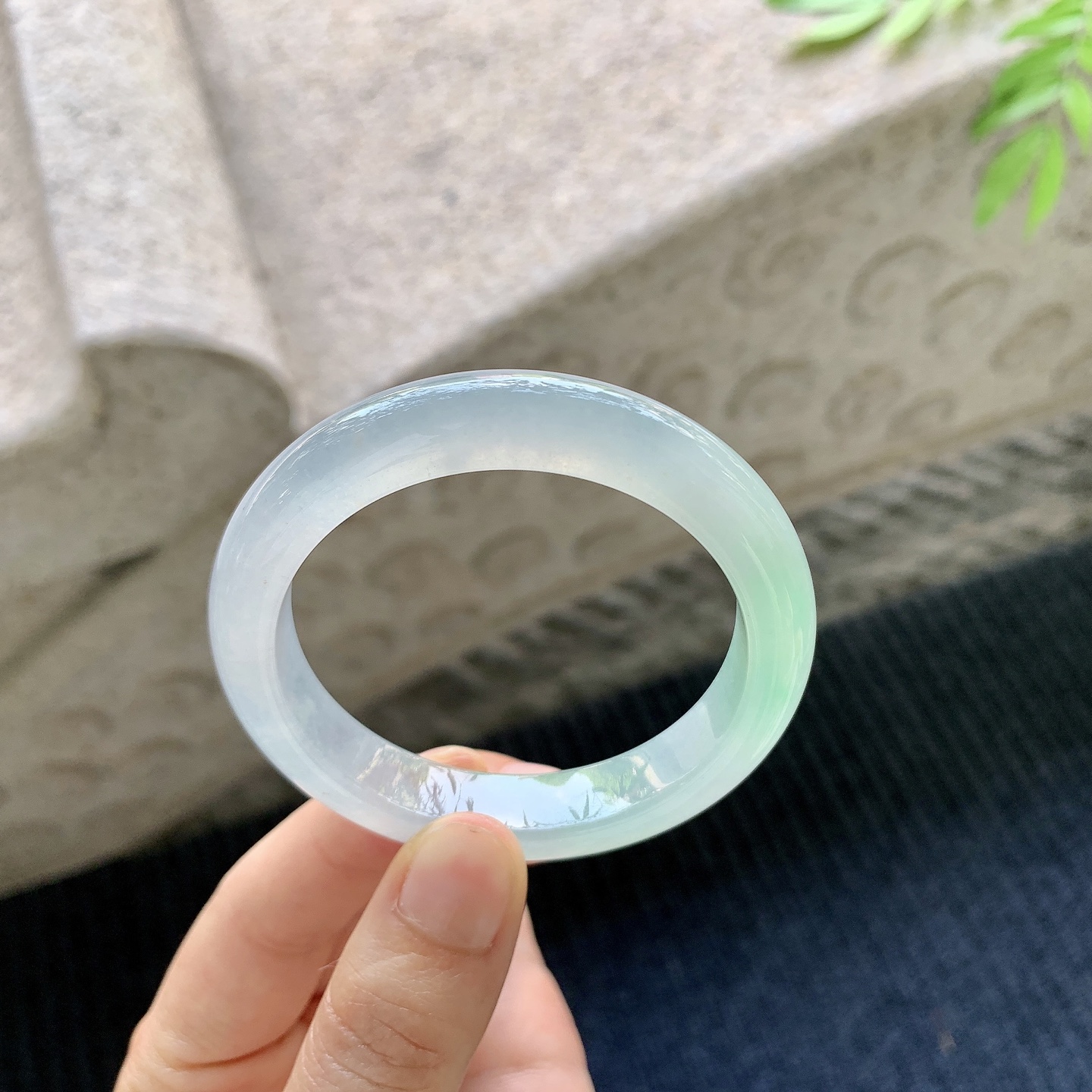正圈50 51，圈口50.3/10/7.8，编码G7080253，描述糯冰飘绿，水润，种老，细腻，打灯有絮线
