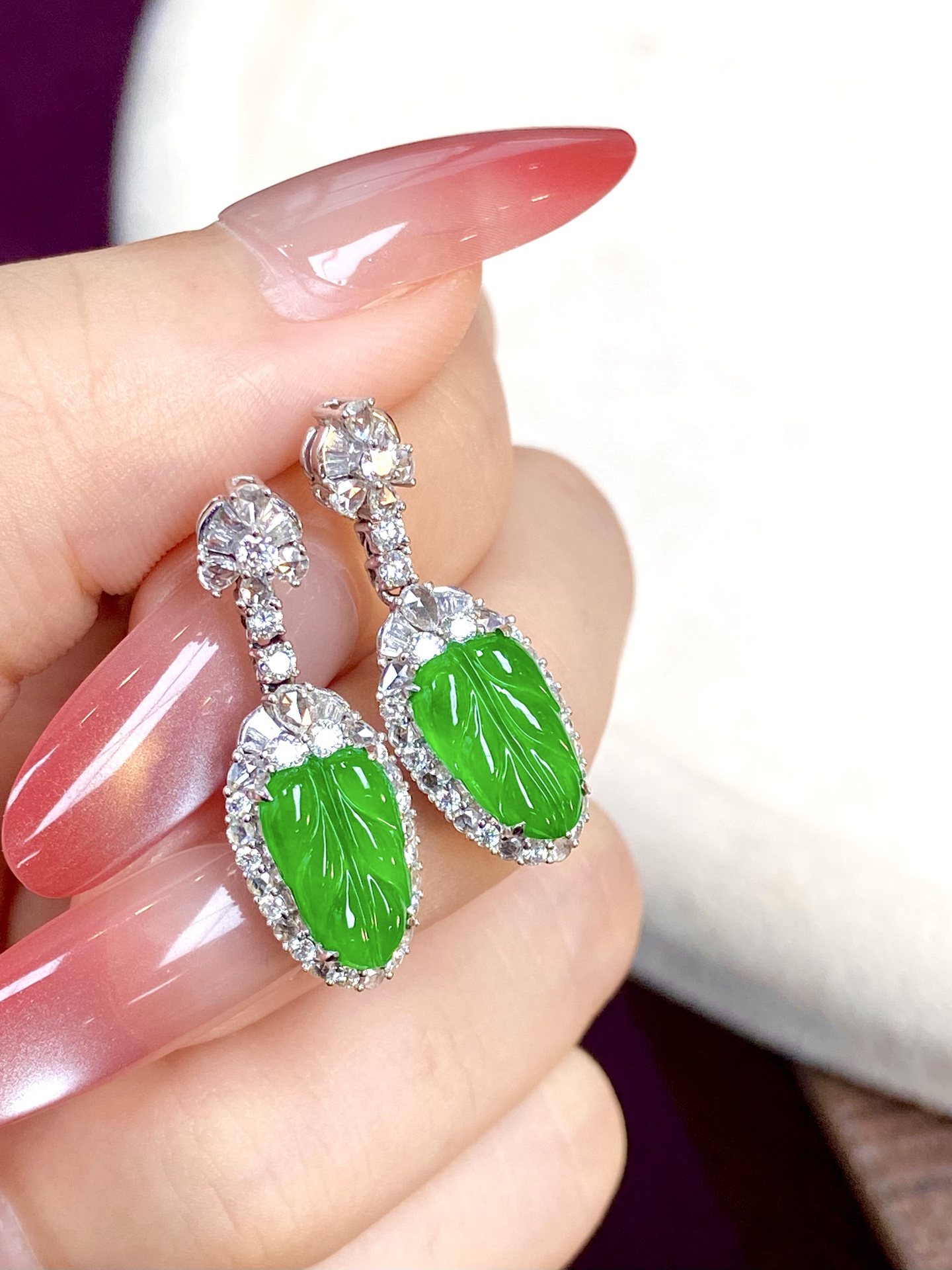 ️冰种辣绿树叶耳坠，色浓郁，金枝玉叶，上身存在感很强，很修饰脸型：27/9.8/6.3，裸石：11.3/7.1/2.5mm，无裂