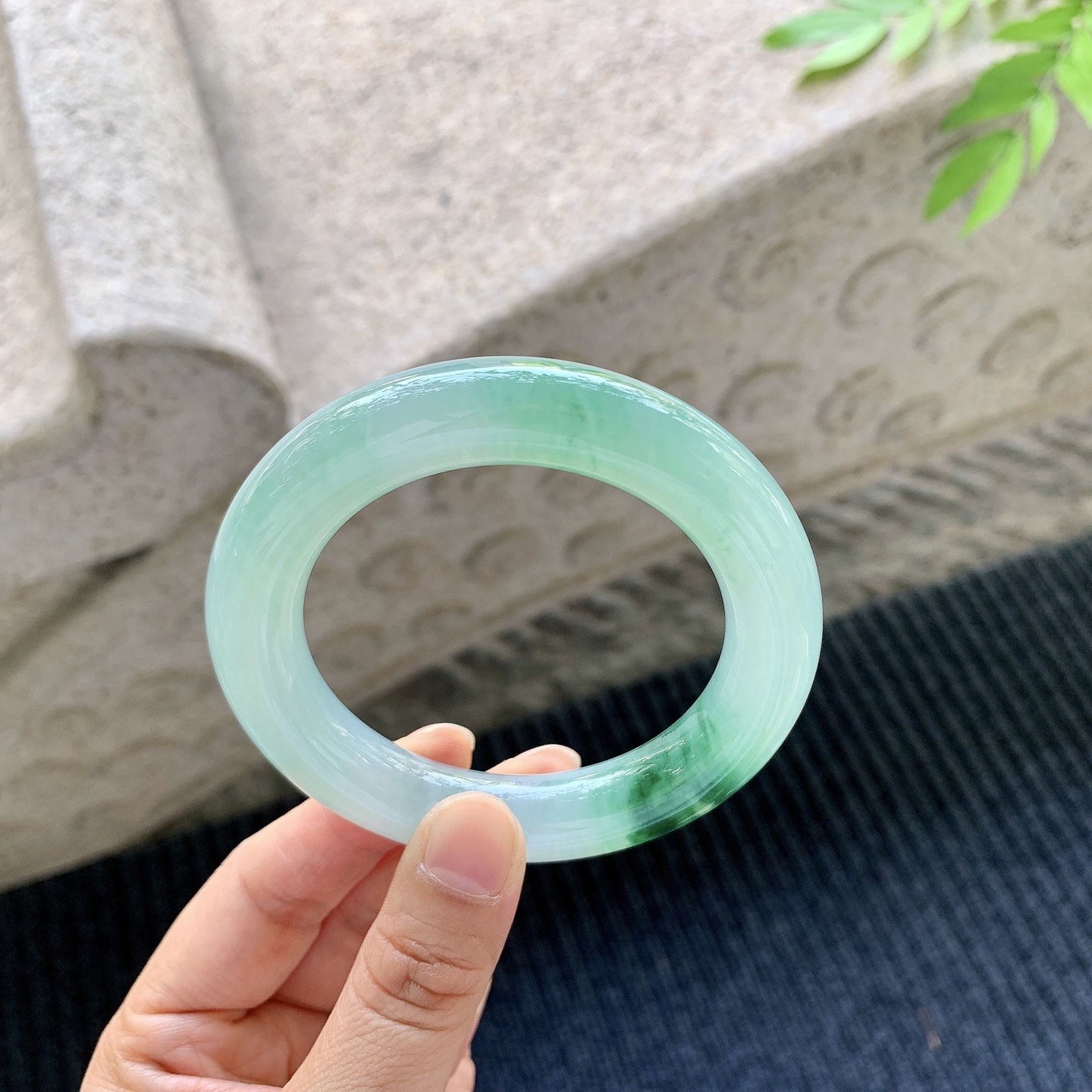 圆条53 54【圈口】53.7/12/12【编码】A1062251【描述】糯冰飘绿花，水润，种老，细腻，无裂