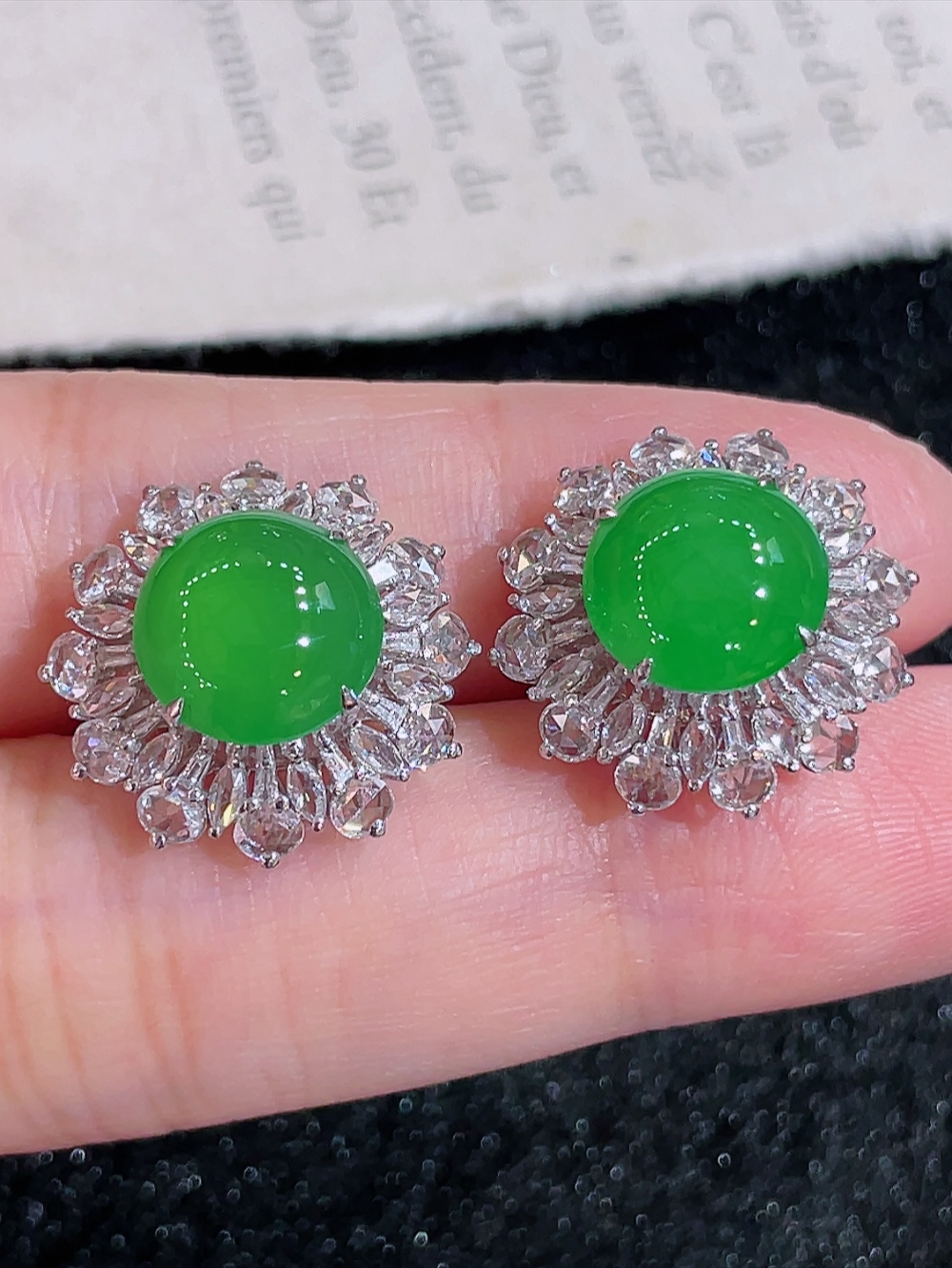 ️冰绿大鸽子蛋耳包，无裂，18k金镶嵌，种水，重金镶嵌，南非钻镶，厚装饱满，高端大气，时尚休闲，性