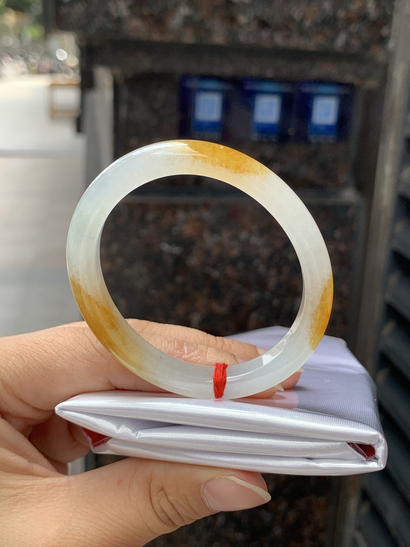 冰黄翡贵妃，51.3-44.2-7.8-6.6，0426-66-01939，底妆冰透有光感，果冻底，像刚切开的百香果果肉，清润透亮，水头十足显白不挑皮，无裂