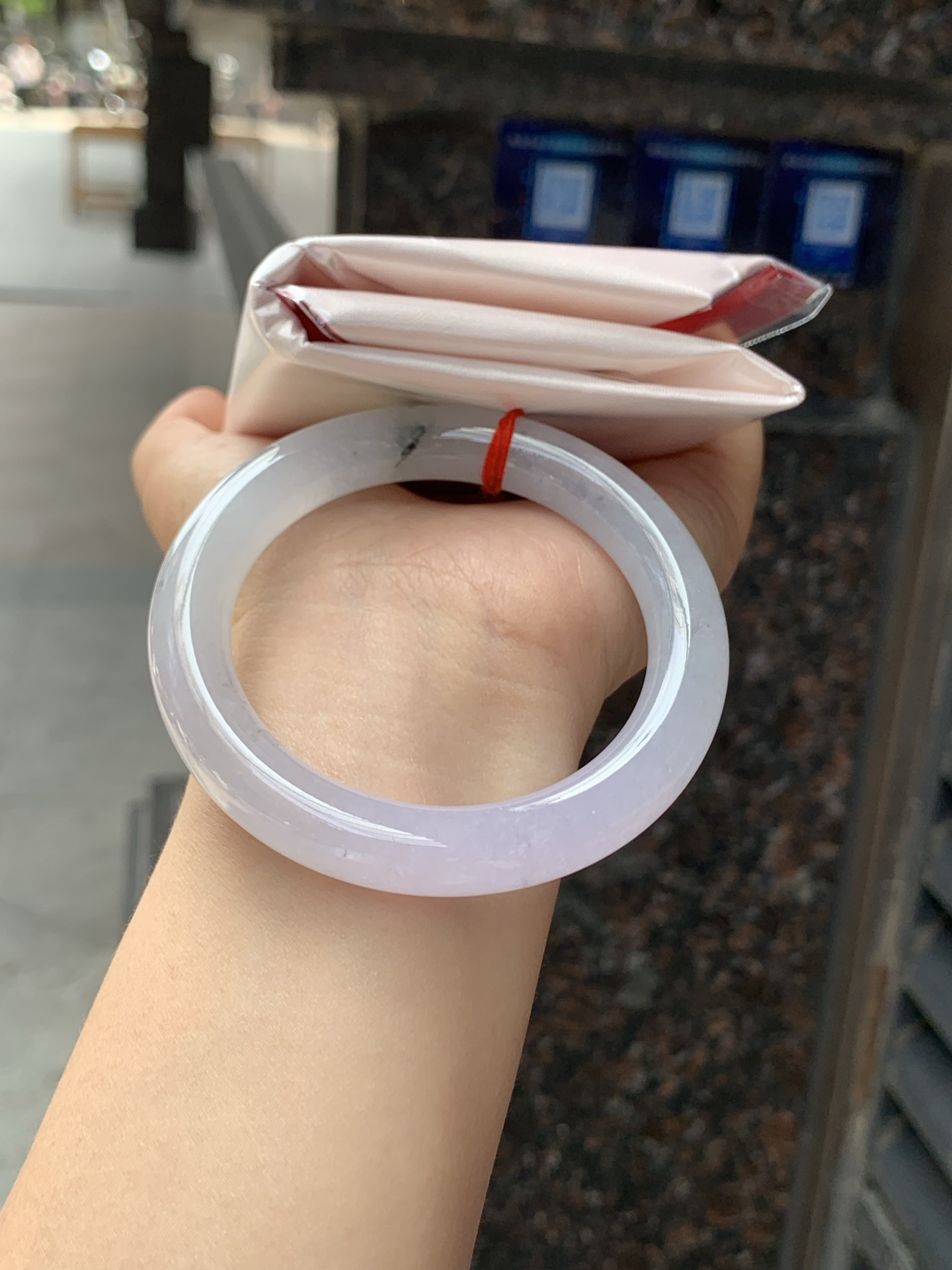 冰紫飘花圆条，54.5-10.7-10.2，0426-118-35，打灯细纹，表皮微扣，底妆冰润清透如初雪，烟紫漫溢若晨曦，翡色灵花随光舞动，似水墨晕染的江南画卷，腕间流转一抹诗意浪漫