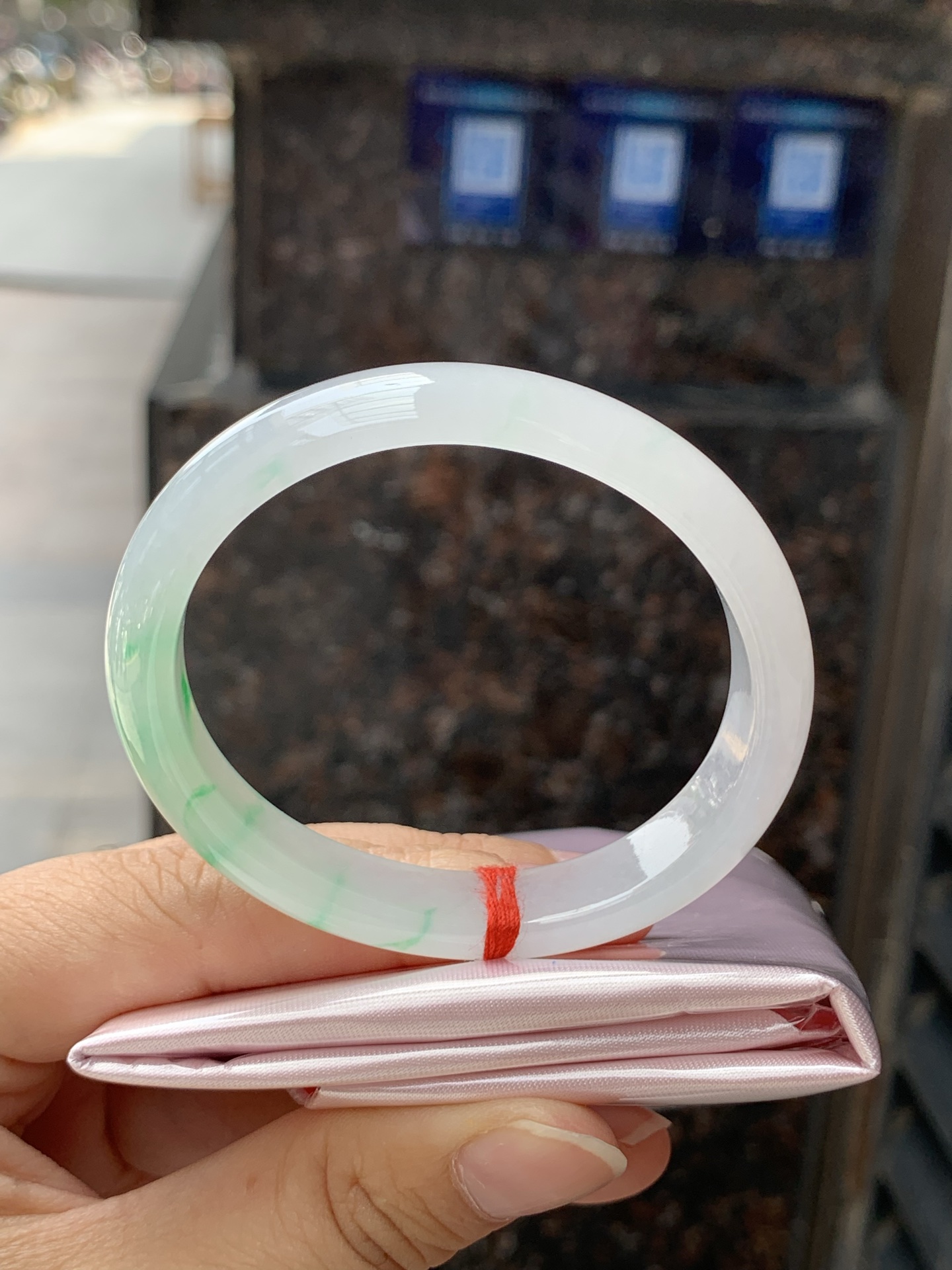 冰飘阳绿贵妃，53.4-45.2-11.5-11.2，0426-N544，打灯棉线，底妆冰透润细腻，飘一抹冰阳绿花，鲜艳得像新冒头的嫩芽，灵动清新，即柔和又充满生机。