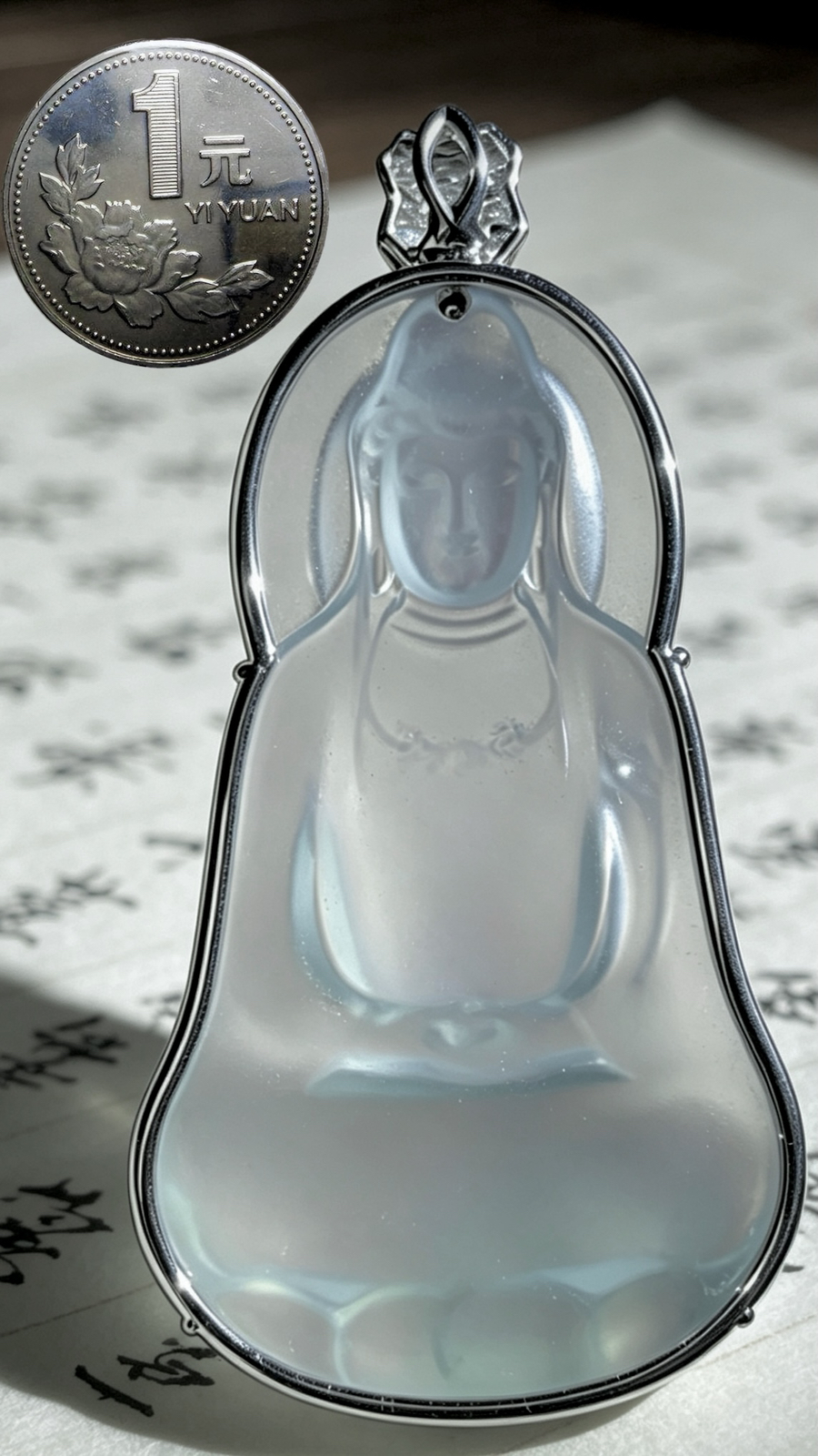 【莲心无尘·观自在·观音菩萨】
裸石77-44.2-6mm，
整体88-44-8mm，43.69g，
18K金，南非钻，