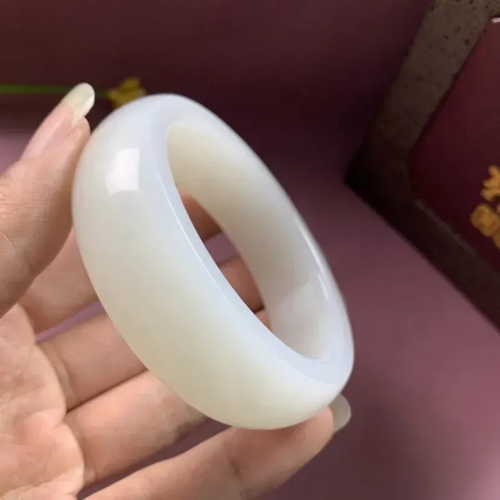 60.5圈口和田玉羊脂白宽版手镯，镯型古朴典雅。在诗情画意的雨巷相遇，你是我腕间的一抹风情，有你眸有深情.清风荡漾湖间静水，我愿俯身低眉，在烟波涟漪处寻