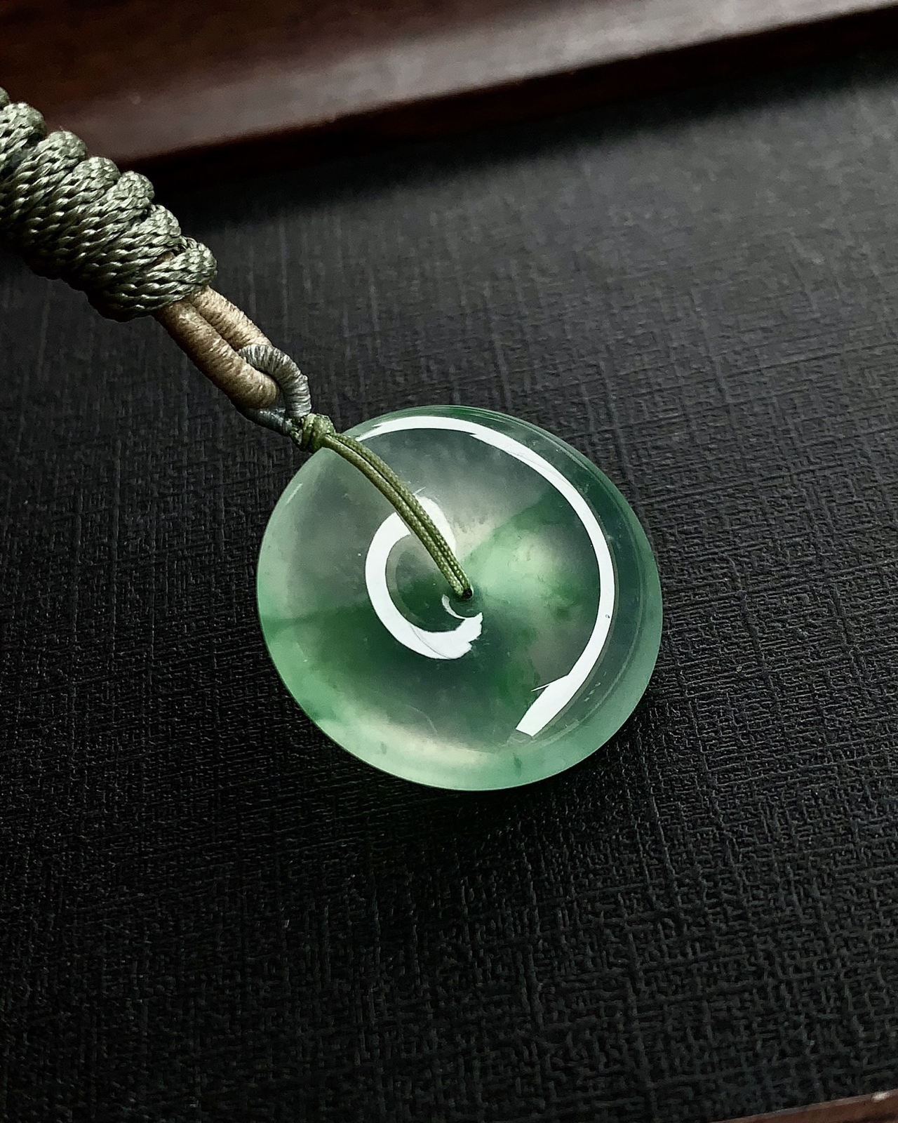 ️ 冰绿平安扣，种质通透起胶，灵动自然，色泽清透而不失鲜活
尺寸25.9×5.6..