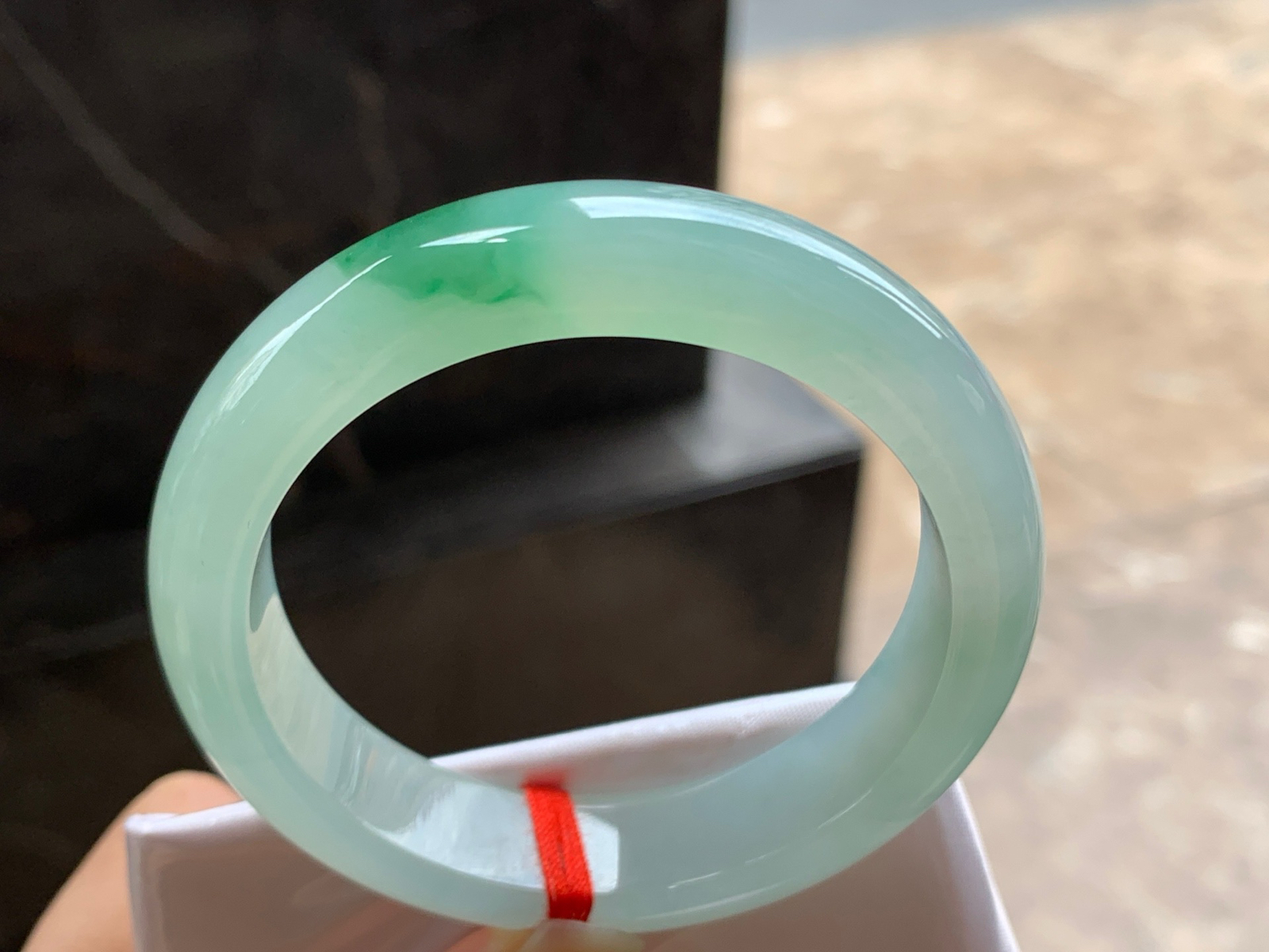 52.5-12.8-8.3

绿花手镯^_^玉质温润