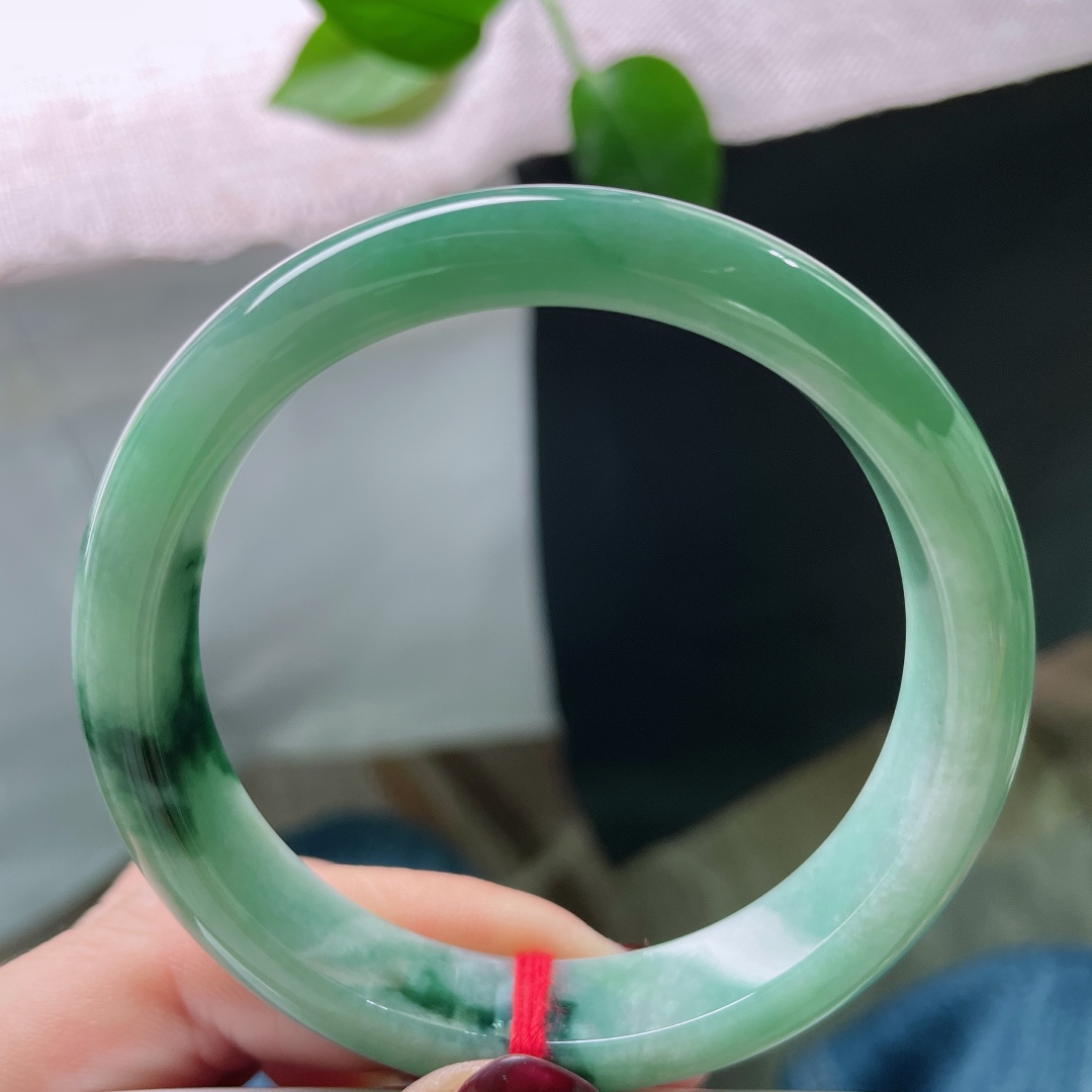 56.6/11.8/7.4飘花正圈，水润细腻，一抹蓝底花，倾心贵气，无裂，ss51324a