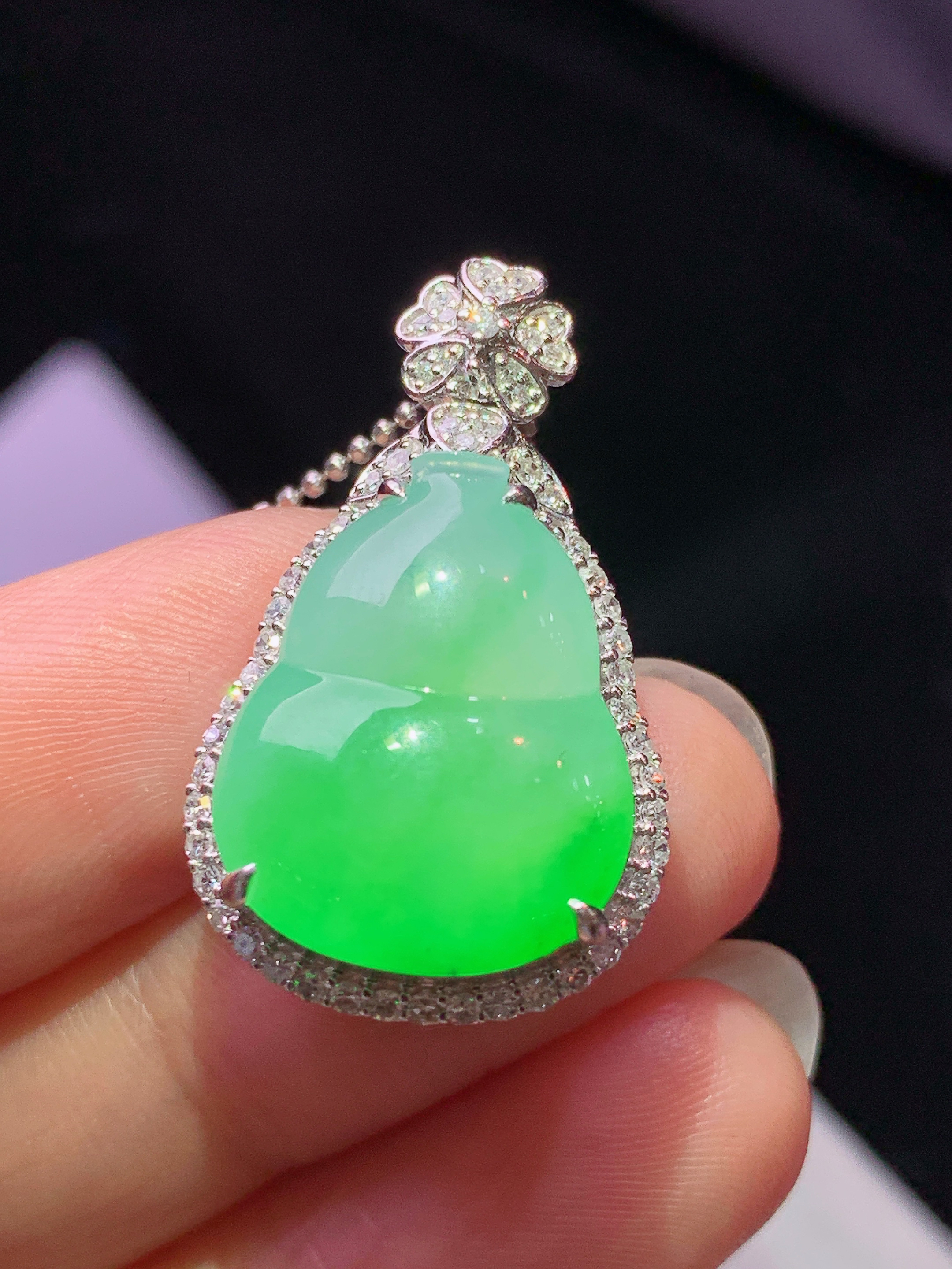 8k金钻镶嵌冰飘阳绿葫芦吊坠 玉质细腻 色泽艳丽清新 水润亮眼 整体尺寸28.8*17*9.8j2