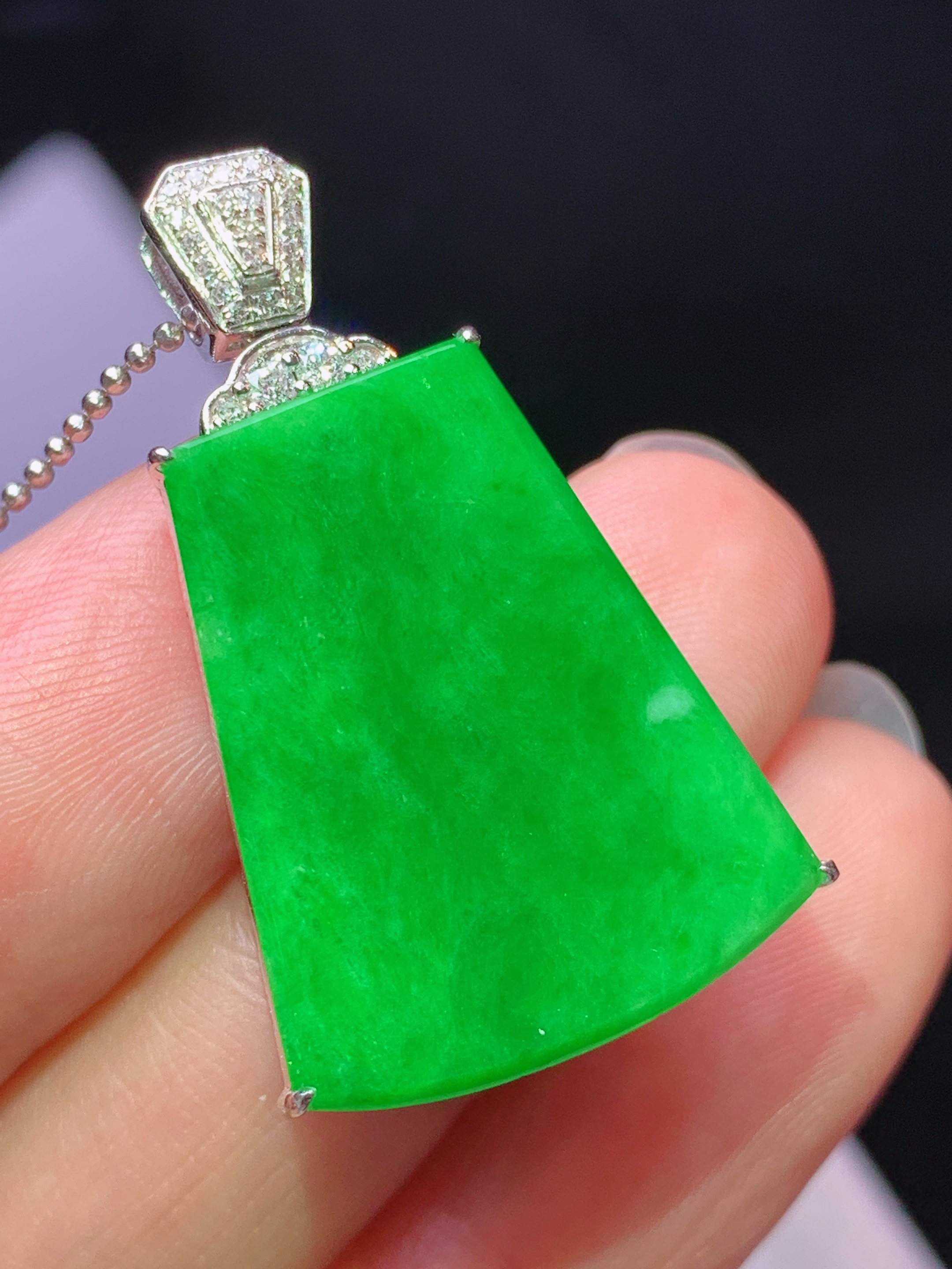 8k金钻镶嵌满绿树叶吊坠 玉质细腻 色泽艳丽清新 水润亮眼 整体尺寸31.6*17.5*6j2