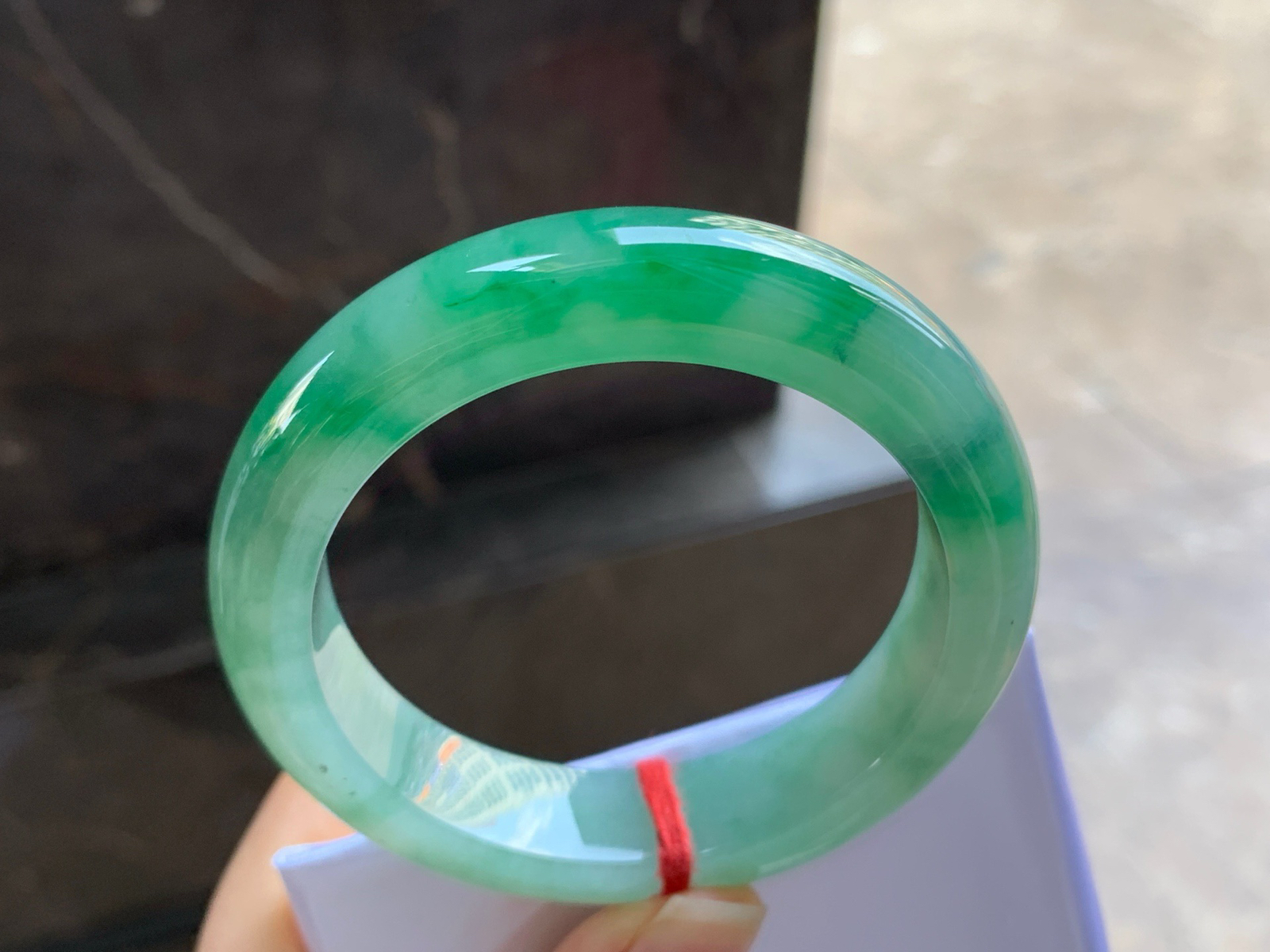 52.5-13.2-9.1

辣绿色手镯^_^颜色鲜艳 玉质温润