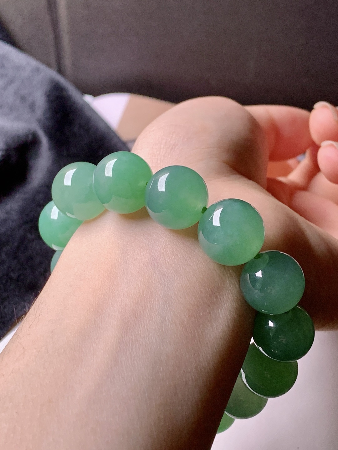 ️冰绿手链，色泽浓艳，尺寸13.3/14.2共14颗