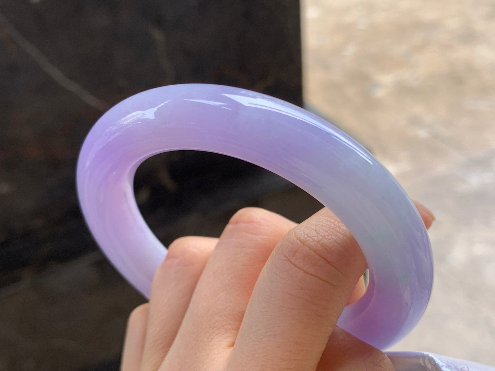 57.5-12.5

紫罗兰圆条手镯^_^颜色鲜艳 玉质温润