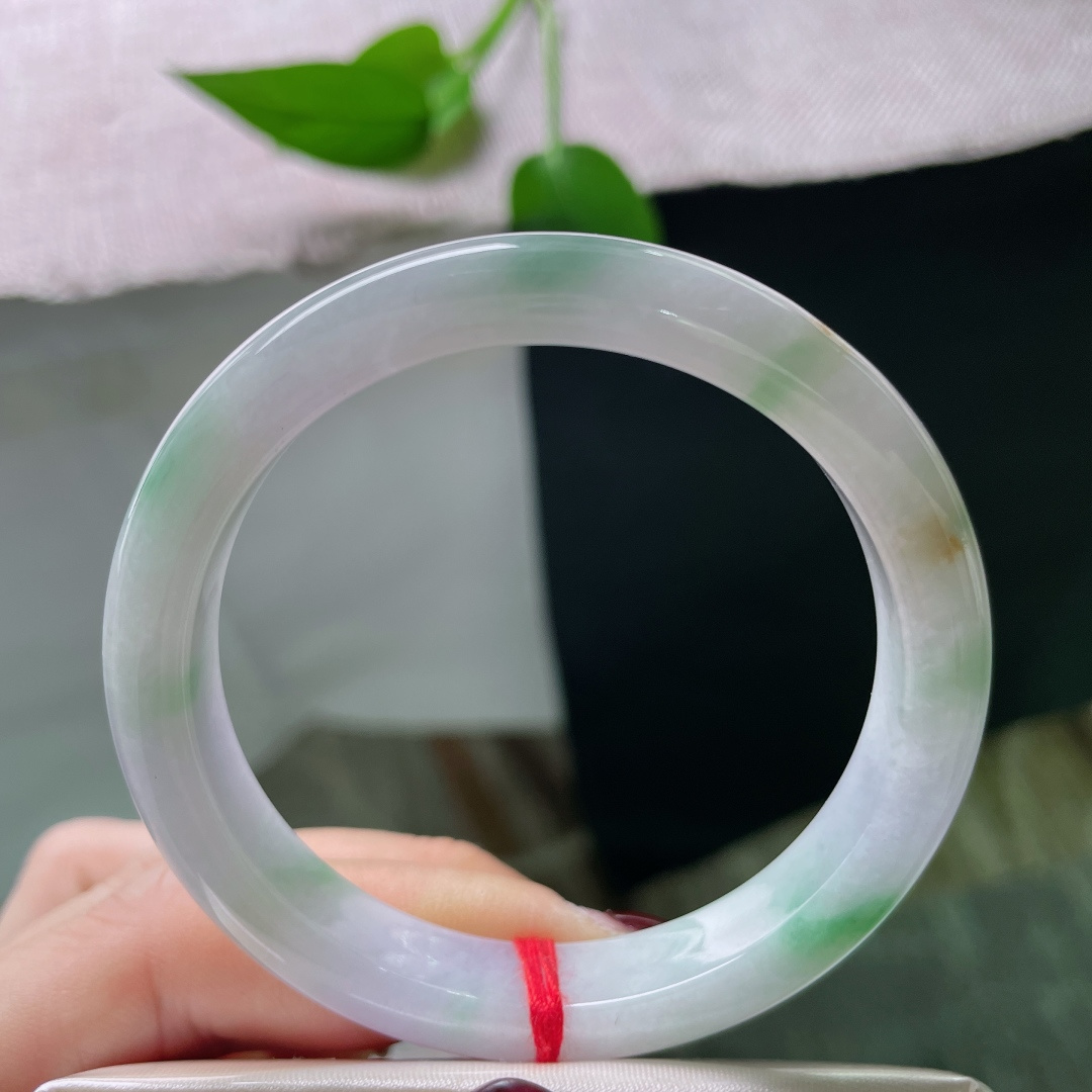 53/9.9/6.9，春带彩正圈，肉质细腻，条形秀气，佩戴轻盈无感，洒金，ss52020a