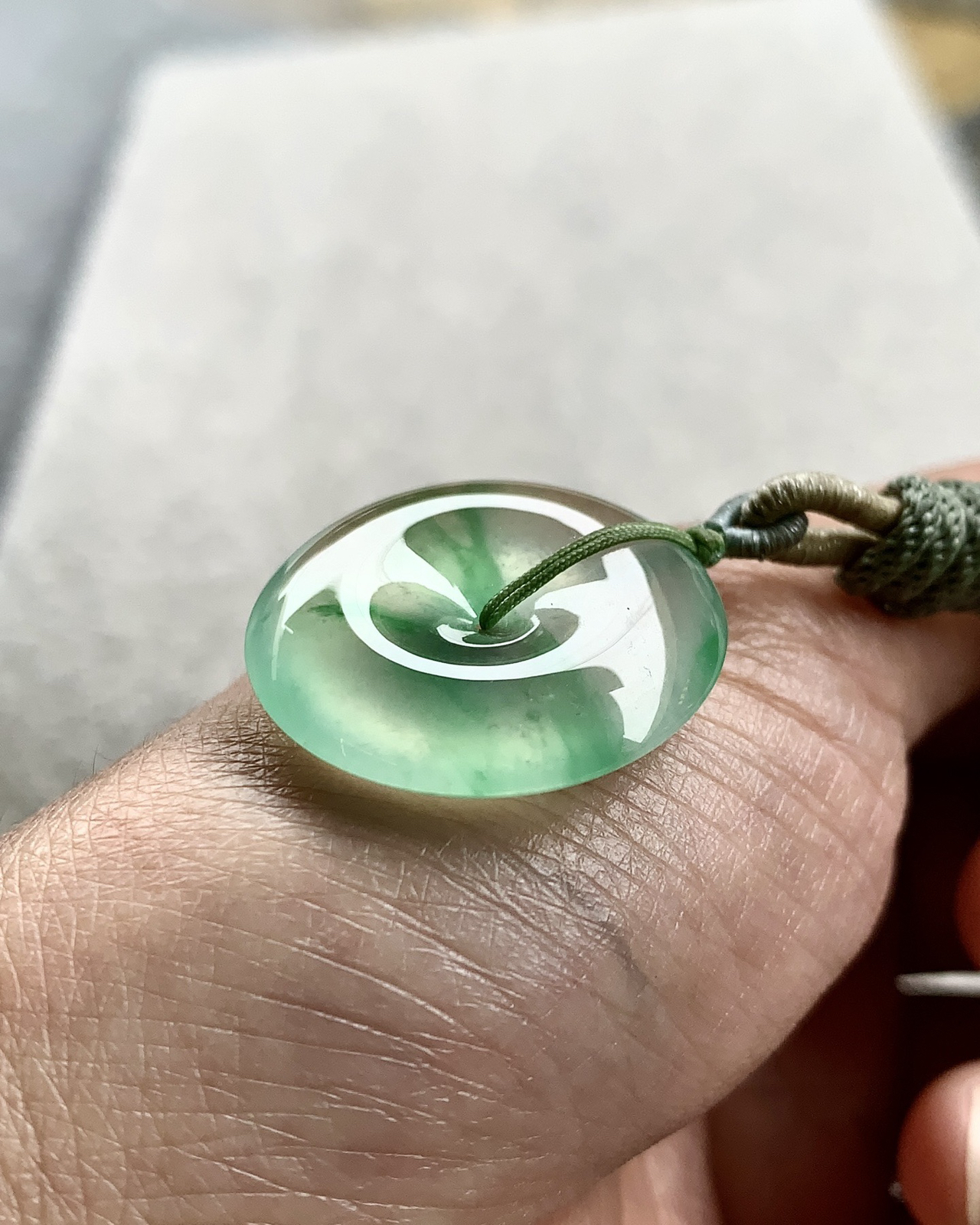 ️ 冰绿平安扣，种质通透起胶，灵动自然，色泽清透而不失鲜活
尺寸25.9×5.6..