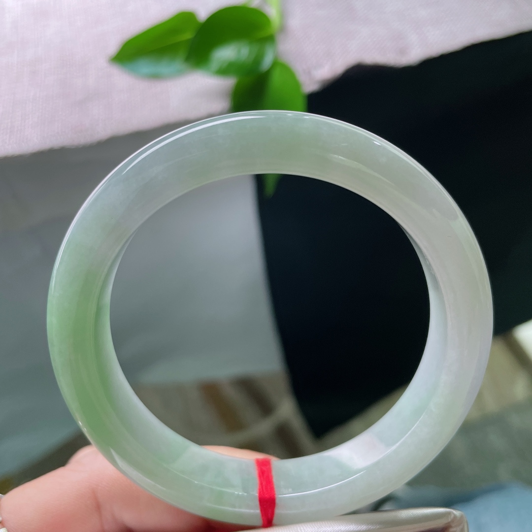 58/12.1/8.9，浅绿底正圈，水润细腻，不漂不浮，如一池春潭，洒金，无裂，ss50089a