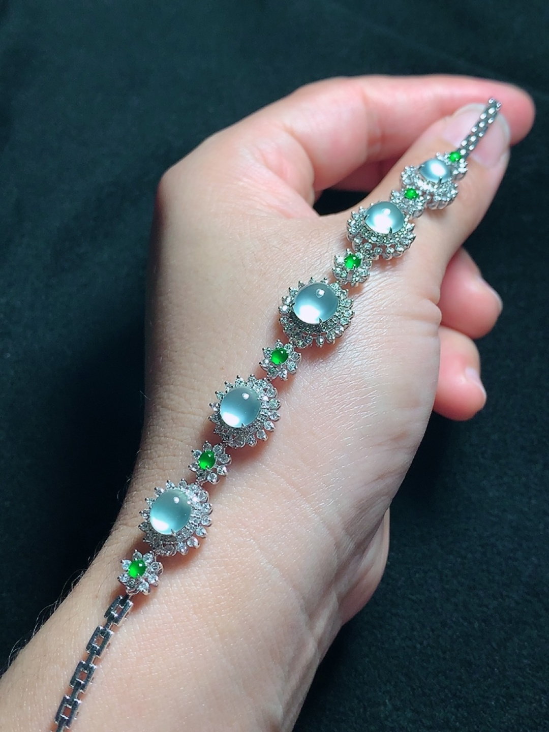 ️18k金镶嵌冰种蛋面手链，种老水头好，又冰又润，饱满：11.4/7.9mm裸石：6.7/2.3mm，编号