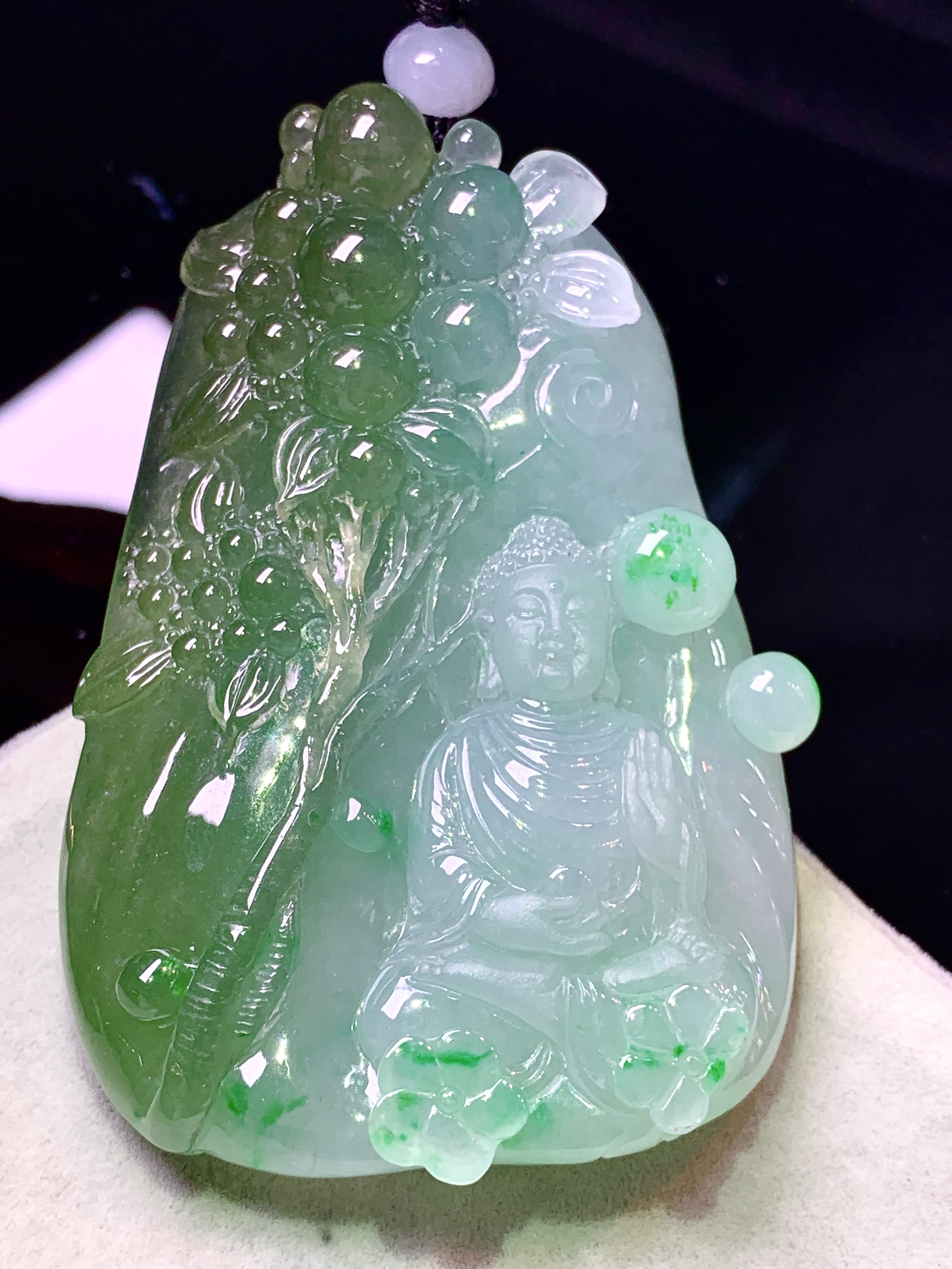 飘绿大日如来佛祖吊坠 玉质细腻 色泽艳丽清新 水润亮眼 整体尺寸73.2*51.5*18w1
