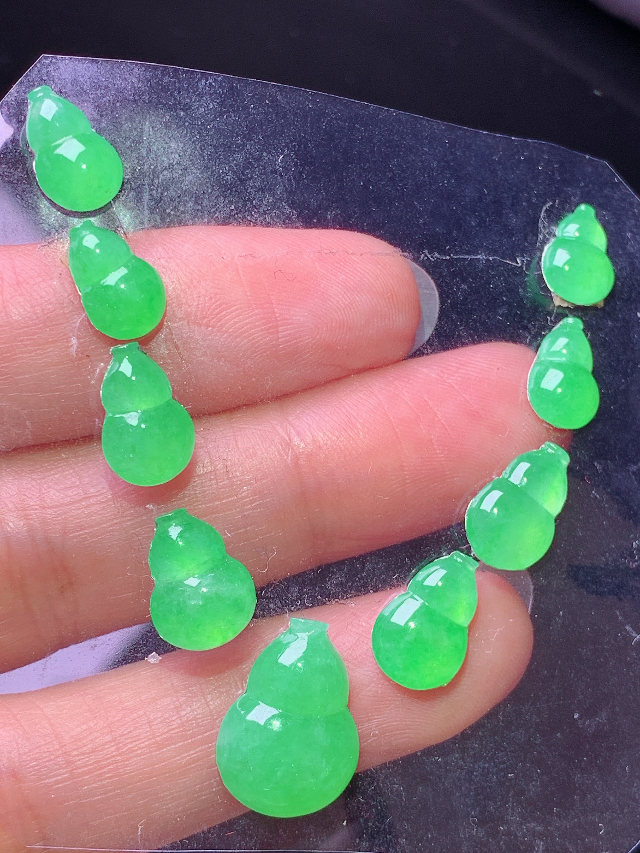 镶嵌款 冰阳绿葫芦一手 玉质细腻 色泽艳丽清新 水润亮眼 整体尺寸13.5*10.8*4.5j2