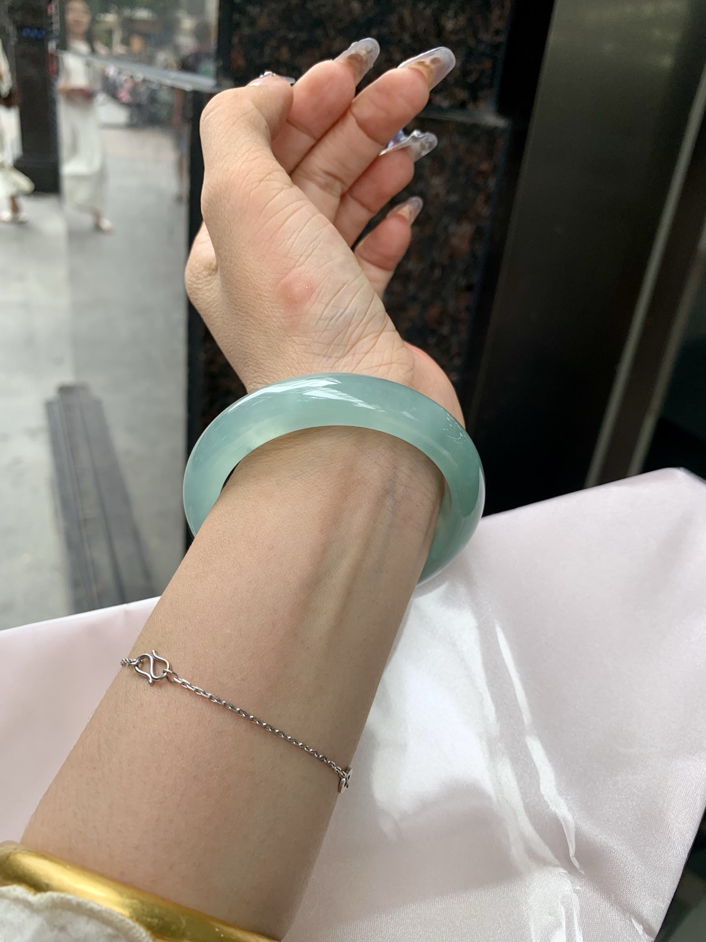 冰晴正圈，54.2/8.2/12，0427-N555，打灯棉线，底妆冰透水润，满圈淡雅晴绿，像初春嫩芽落入清泉，均匀柔和，抬眼就是一片宁静感