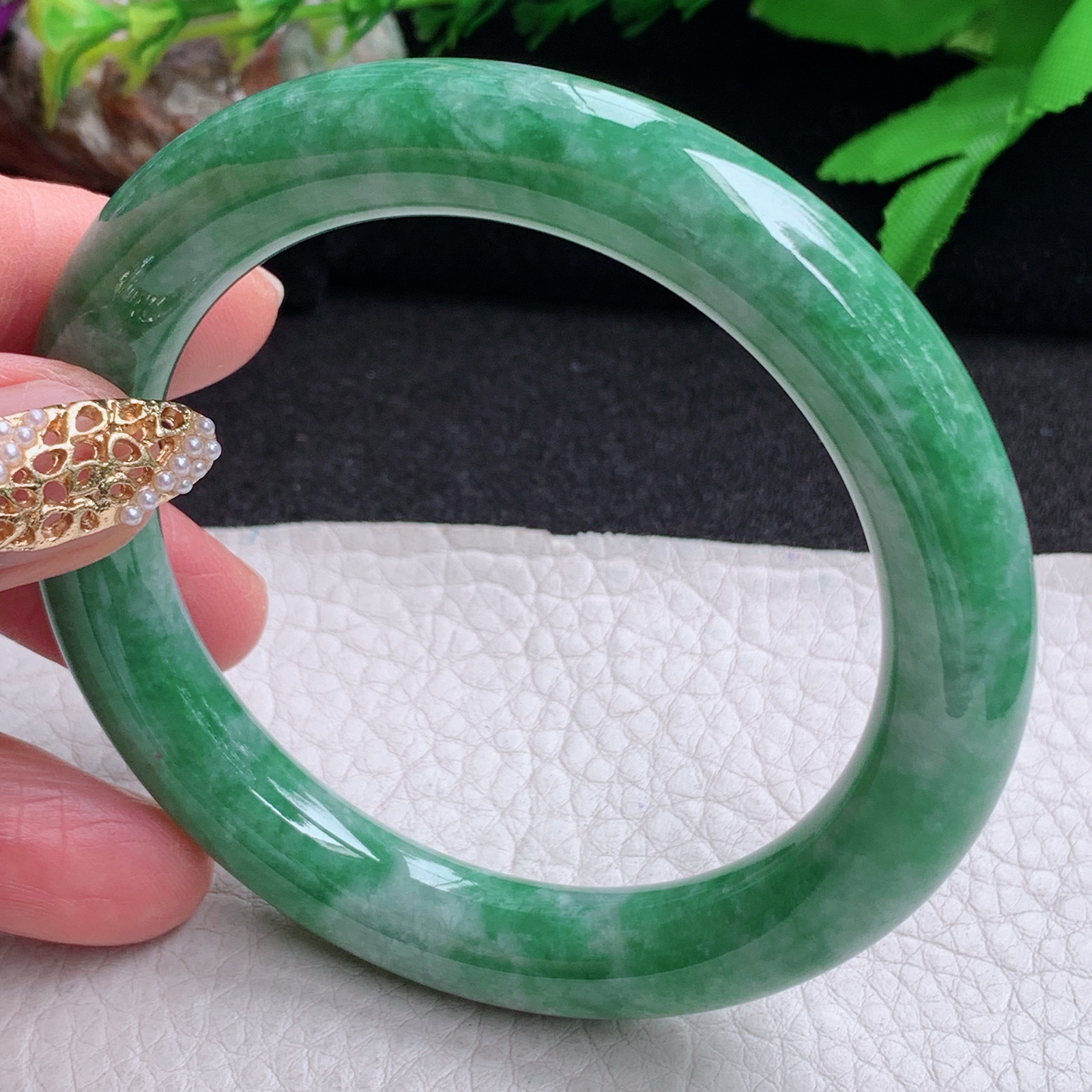 n实拍56*10美人镯 缅甸翡翠a货手镯满绿水润圆条叮当镯