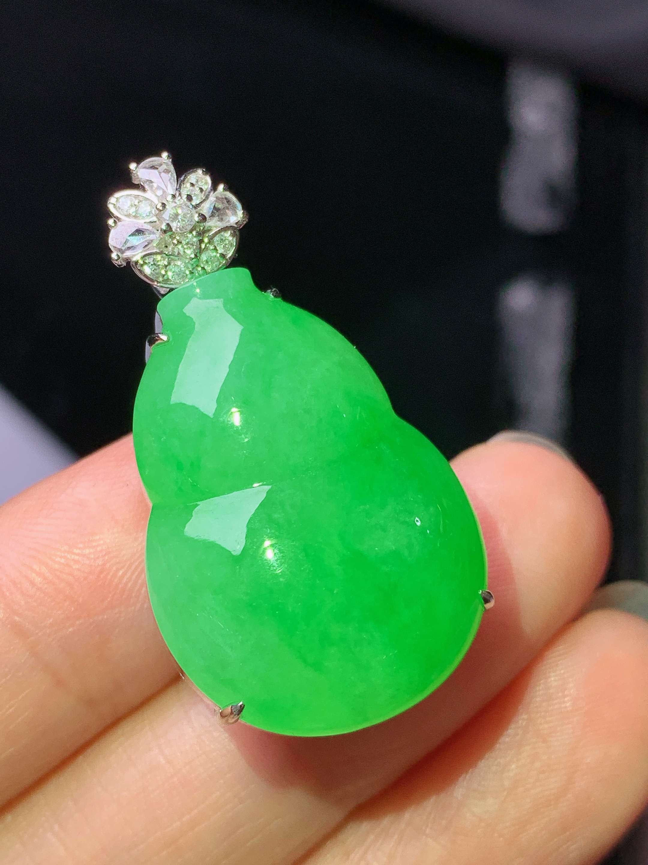 18k金钻镶嵌阳绿葫芦吊坠 玉质细腻 色泽艳丽清新 水润亮眼 整体尺寸33.8*18.8*13.2L